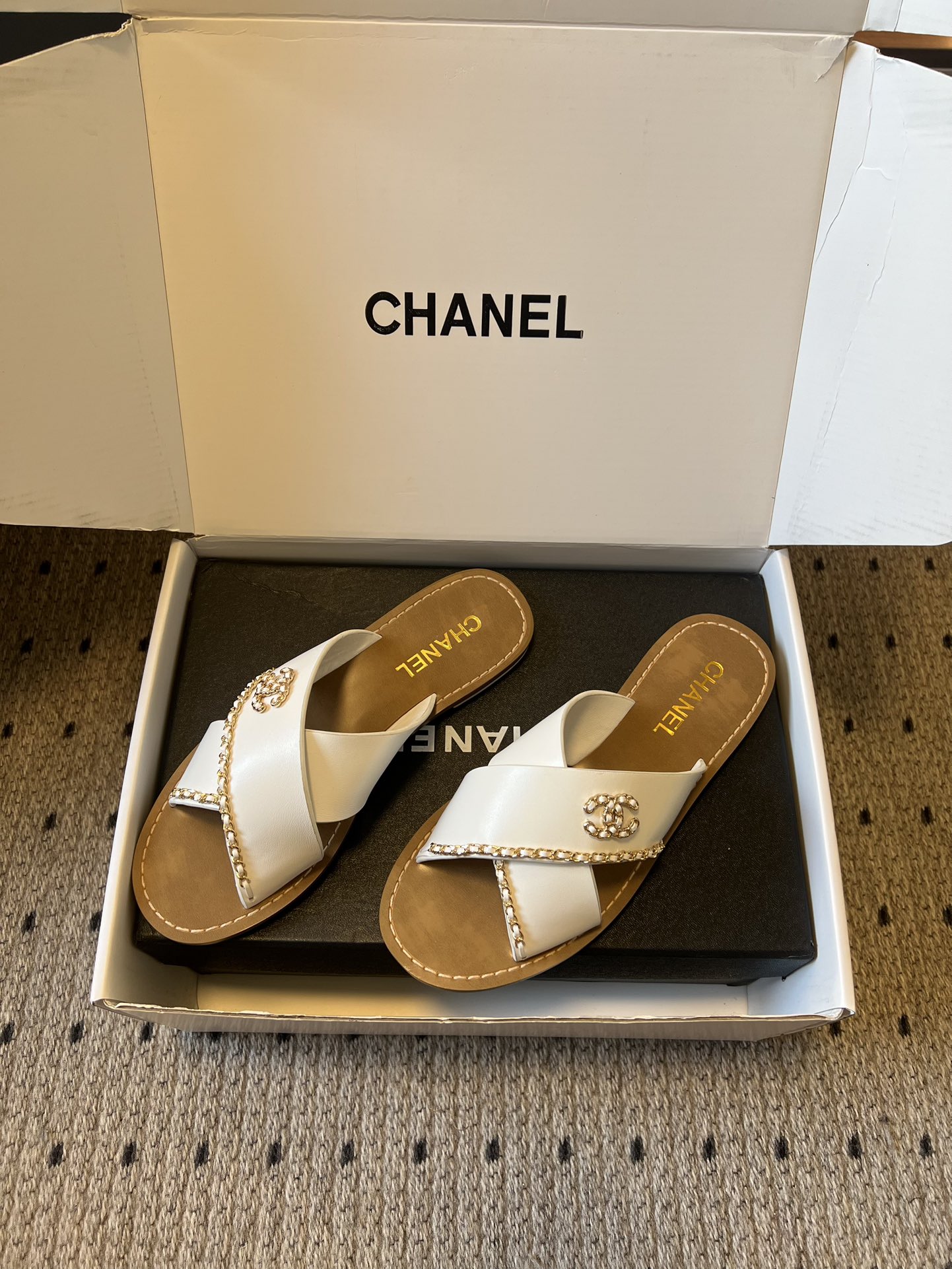 Chane*26ss 金属链条装饰交叉带平底凉拖采用交叉带凉拖版型，露趾平底的样式兼顾舒适与休闲感，无后