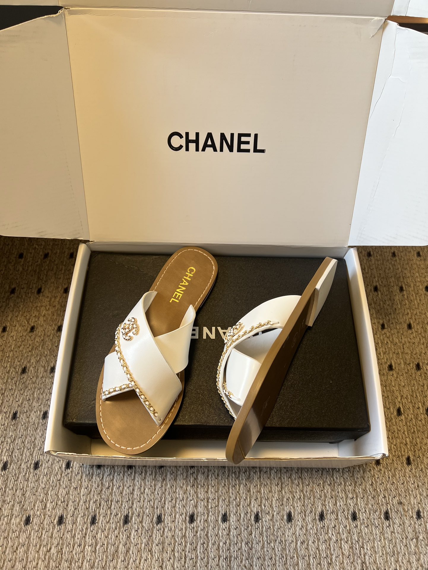 Chane*26ss 金属链条装饰交叉带平底凉拖采用交叉带凉拖版型，露趾平底的样式兼顾舒适与休闲感，无后