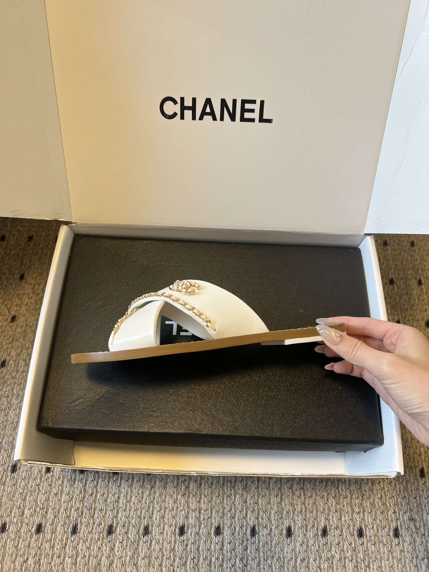 Chane*26ss 金属链条装饰交叉带平底凉拖采用交叉带凉拖版型，露趾平底的样式兼顾舒适与休闲感，无后