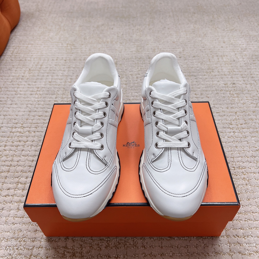 NO:706936,Guanhuo hermes fw26 ne arrival~ New autumn and winter Trail sneakers. Trail sneakers are classic and versatile in design. The slip-on style is easy to put on and take off, suitable for various occasions. The brand logo Hermès’ iconic design elements highlight the brand identity.  Made of cowhide material, with fine texture and soft touch, it is both comfortable and high-end. It provides a wide range of color options, including dark brown, black, off-white, light brown, etc., to meet different styles and matching needs. The workmanship is fine, the stitching is neat, and the details reflect the brand's exquisite craftsmanship, ensuring the quality and durability of the shoes. size 35-45 men's size, casual shoes/sports shoes, hermes, hermes, sneakers, cowhide19860909莞货hermes fw26 ne arrival～ 秋冬新款Trail运动鞋 Trail运动鞋款式,设计经典百搭,一脚蹬的样式方便穿脱,适合多种场合穿搭.品牌标识爱马仕标志性的设计元素,彰显品牌身份. 采用牛皮材质,质感细腻,触感柔软,兼具舒适与高级感.提供丰富的色彩选择,包括深棕、黑色、米白、浅棕等,满足不同风格和搭配需求.做工精细,缝线工整,细节处体现品牌的精湛工艺,保证了鞋子的品质和耐用性. size35-45 男码,休闲鞋/运动鞋,hermes,hermes,sneakers,cowhide,Women's Shoes