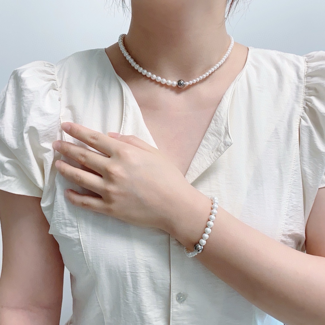 NO:688043,Xiaohongshu recommends Chanel's latest fashionable Korean half pearl necklace of different sizes. It is super personalized and versatile. The overall details are very surprising. The design is full of sense. It not only brings out personal confidence and taste, the style is elegant and fashionable, highlighting the French elegance. The meticulous details make it more attractive to wear. Fine jewelry, chanel, chanel, necklace19860909小红书推荐香奈儿Chanel最新款时尚韩版半边大小不一珍珠项链超个性,百搭款特别特别赞,整体细节非常令人惊喜,设计感十足,不仅带出个人自信及品味,款式典雅而时尚,突显法式高雅气息,加上一丝不苟的细节,使得佩戴起来更具吸引力,饰品精品,chanel,chanel,necklace,Jewelry