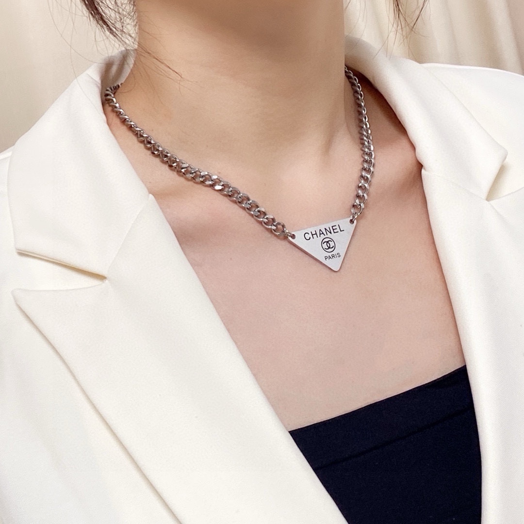 NO:688041,Xiaohongshu recommends the new Chanel Chanel letter double C triangular pendant, Korean style thick necklace, the classic hot hot style is coming. The brand is absolutely known among fashionable women. It is a well-known brand that knows everything about its classics and time. It is a famous brand that is synchronized with the years. It is a genuine model, exclusive high-end quality, super easy to sell, super popular, jewelry boutique, chanel, chanel, necklace19860909小红书推荐新款香奈儿Chanel字母双C三角形吊坠韩版粗项链,经典火热爆款来袭大牌香奶奶这个品牌在时尚女性当中绝对无所不知都知道它的经典与岁月逢出货必火的一个知名品牌同步专柜正品开模独家高端品质超好卖超抢手,饰品精品,chanel,chanel,necklace,Jewelry