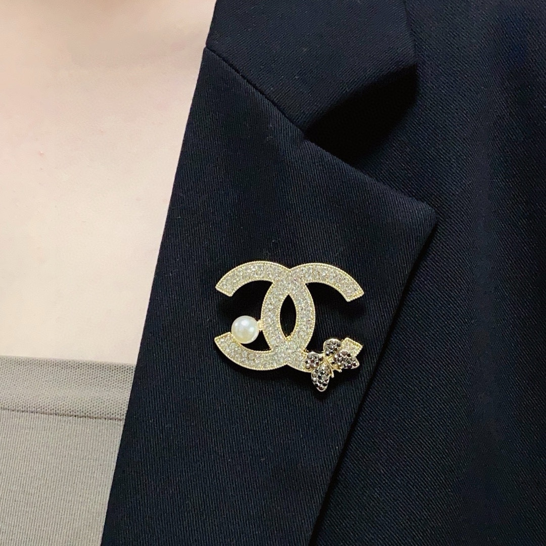 NO:688048,CHANEL Xiaoxiang counter's new butterfly with pearl-filled Chanel brooch is the accessory that understands women best. Women who devote all their efforts to being themselves tend to cherish the meaning of brooches. Ms. Chanel pinned the brooch on her hat and told the fashionable ladies who imitated her that 'brooches are very practical. They can be pinned on suit collars, pockets, hats, belts or evening dresses. Boutique jewelry, chanel, chanel, business  suit, brooch, breastpin, hats19860909CHANEL小香 专柜新款蝴蝶搭配珍珠满钻香奈儿胸针,是最懂女人的饰物.那些倾注了全部心血去做自己的女人,往往更珍惜胸针的意义.香奈儿女士把胸针别在帽子上,并告诉那些模仿她的时髦女士们[胸针可是非常实用,它可以别在西装领上、口袋上、帽子上、腰带上或者是晚礼服上,饰品精品,chanel,chanel,business suit,brooch，breastpin,hats,Jewelry