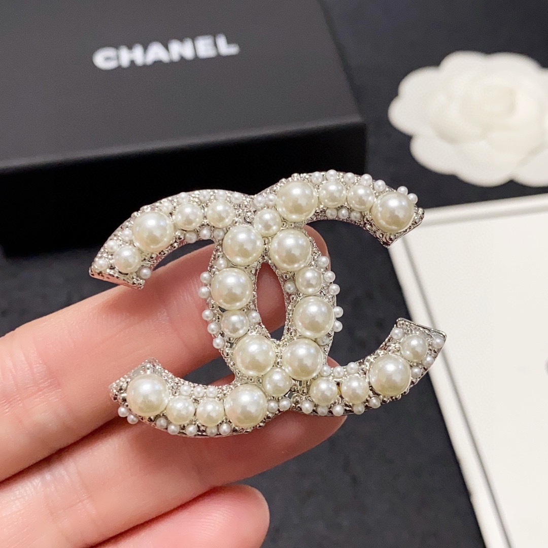 NO:688051,CHANEL Xiaoxiang counter's new synchronized pearl Chanel brooch is the accessory that understands women best. Women who devote all their efforts to being themselves tend to cherish the meaning of the brooch more. Ms. Chanel pinned the brooch on her hat and told the fashionable ladies who imitated her that 'brooches are very practical. They can be pinned on suit collars, pockets, hats, belts or evening dresses. Boutique jewelry, chanel, chanel, business  suit, brooch, breastpin, hats19860909CHANEL小香 专柜新款同步珍珠香奈儿胸针,是最懂女人的饰物.那些倾注了全部心血去做自己的女人,往往更珍惜胸针的意义.香奈儿女士把胸针别在帽子上,并告诉那些模仿她的时髦女士们[胸针可是非常实用,它可以别在西装领上、口袋上、帽子上、腰带上或者是晚礼服上,饰品精品,chanel,chanel,business suit,brooch，breastpin,hats,Jewelry