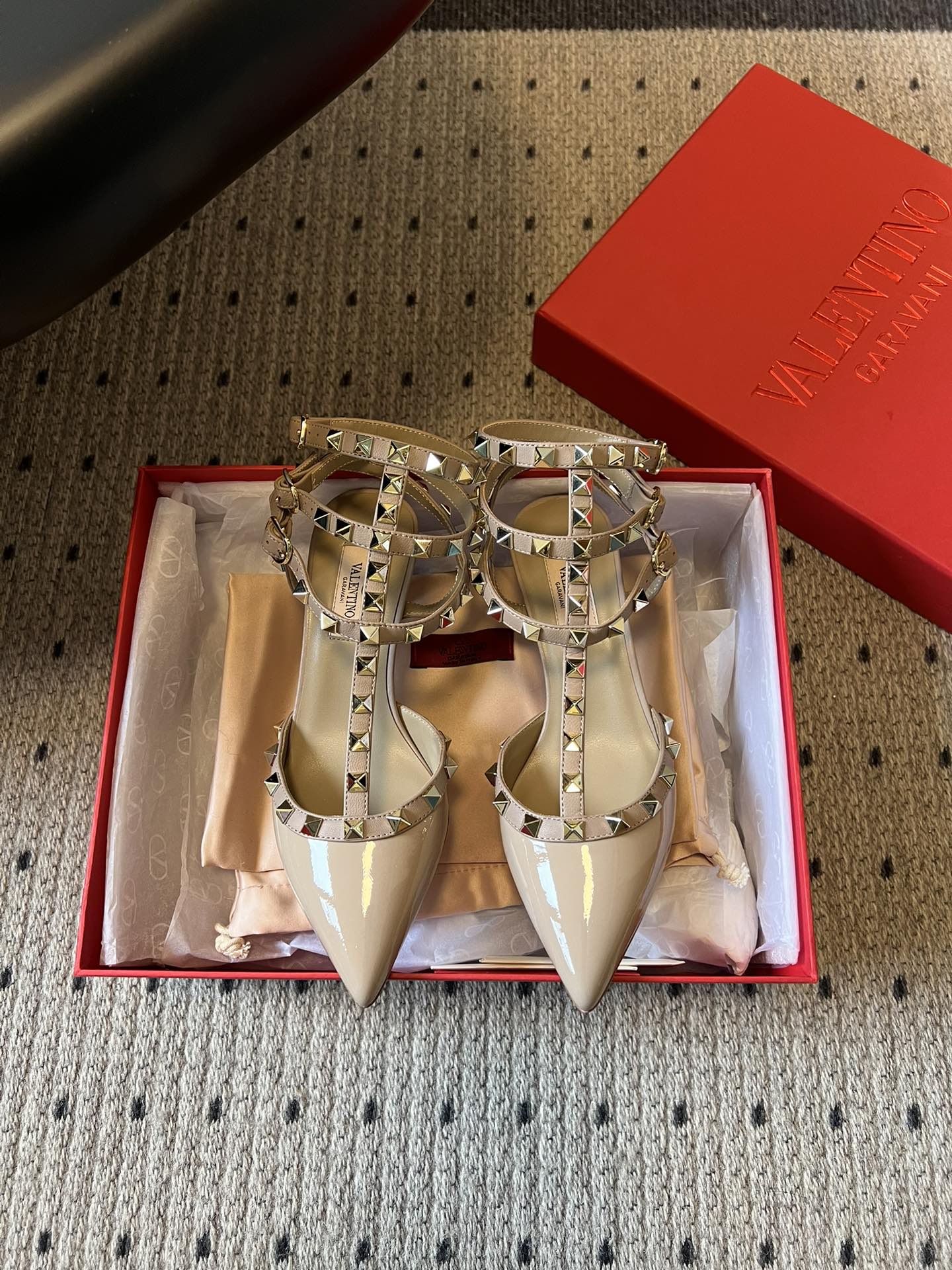 NO:706435,Valentin* Warren's classic V-buckle pointed-toe rivet T-strap high heels. The shoe body is decorated with rivets. The metal rivets are arranged along the shoelaces and the toe edge. It is Valentino's classic logo, with both sweet and cool style and recognition. It is a pointed-toe stiletto heel sandal with a T-strap + wrap-around strap structure. The pointed-toe shape elongates the leg line, the stiletto heel enhances elegance, and the strap design increases the fit.  The upper is made of matte leather, contrasting with the cold and hard texture of metal rivets; the color is a classic nude color, which is soft and versatile and can be adapted to a variety of wearing scenarios. At the same time, the nude color has the effect of visually lengthening the legs. The inlay craftsmanship of the rivets is exquisite, and the stitching and tailoring of the shoe shape are smooth. The upper is calfskin, the lining is goatskin, and the sole is leather outsole. The size is 34-42 (sizes 34, 40, and 41 are non-returnable and non-exchangeable)  Heel height 7cm/10cm, high heels sandals, valentino, valentino, sandals, high heels, cowhide, sheepskin, Leather soles19860909Valentin* 华伦经典V扣尖头铆钉T字带高跟鞋 鞋身装饰铆钉,金属铆钉沿鞋带、鞋尖边缘排列,是Valentino的经典标识,兼具甜酷风格与辨识度.为尖头细高跟凉鞋,采用T字带+环绕式绑带的结构,尖头鞋型拉长腿部线条,细高跟提升优雅感,绑带设计则增加贴合度. 鞋面选用哑光皮质,搭配金属铆钉的冷硬质感形成对比；配色为经典裸色系,柔和百搭且能适配多种穿搭场景,同时裸色有视觉显腿长的效果.铆钉的镶嵌工艺精致,鞋型的缝线与剪裁流畅. 鞋面胎牛皮 内里山羊皮 鞋底真皮大底 码数34-42（34、40、41 码不退不换） 跟高7cm/10cm,高跟鞋凉鞋,valentino,valentino,sandals,high heels,cowhide,sheepskin,Leather soles,Women's Shoes