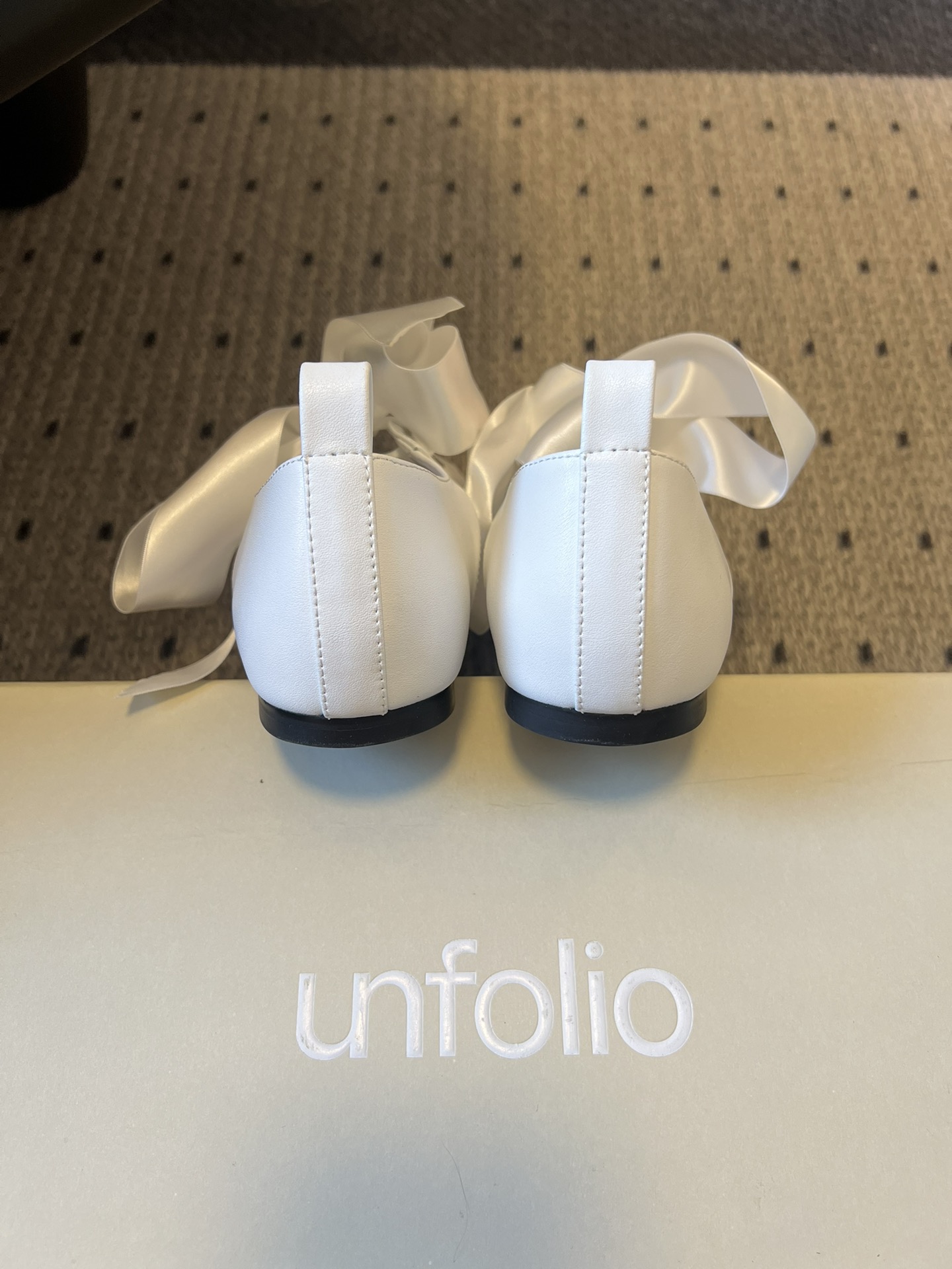 Unfoli*26ss 平底蝴蝶结丝带玛丽珍鞋单鞋属于玛丽珍鞋芭蕾平底鞋，低帮浅口的设计搭配圆头鞋型，脚