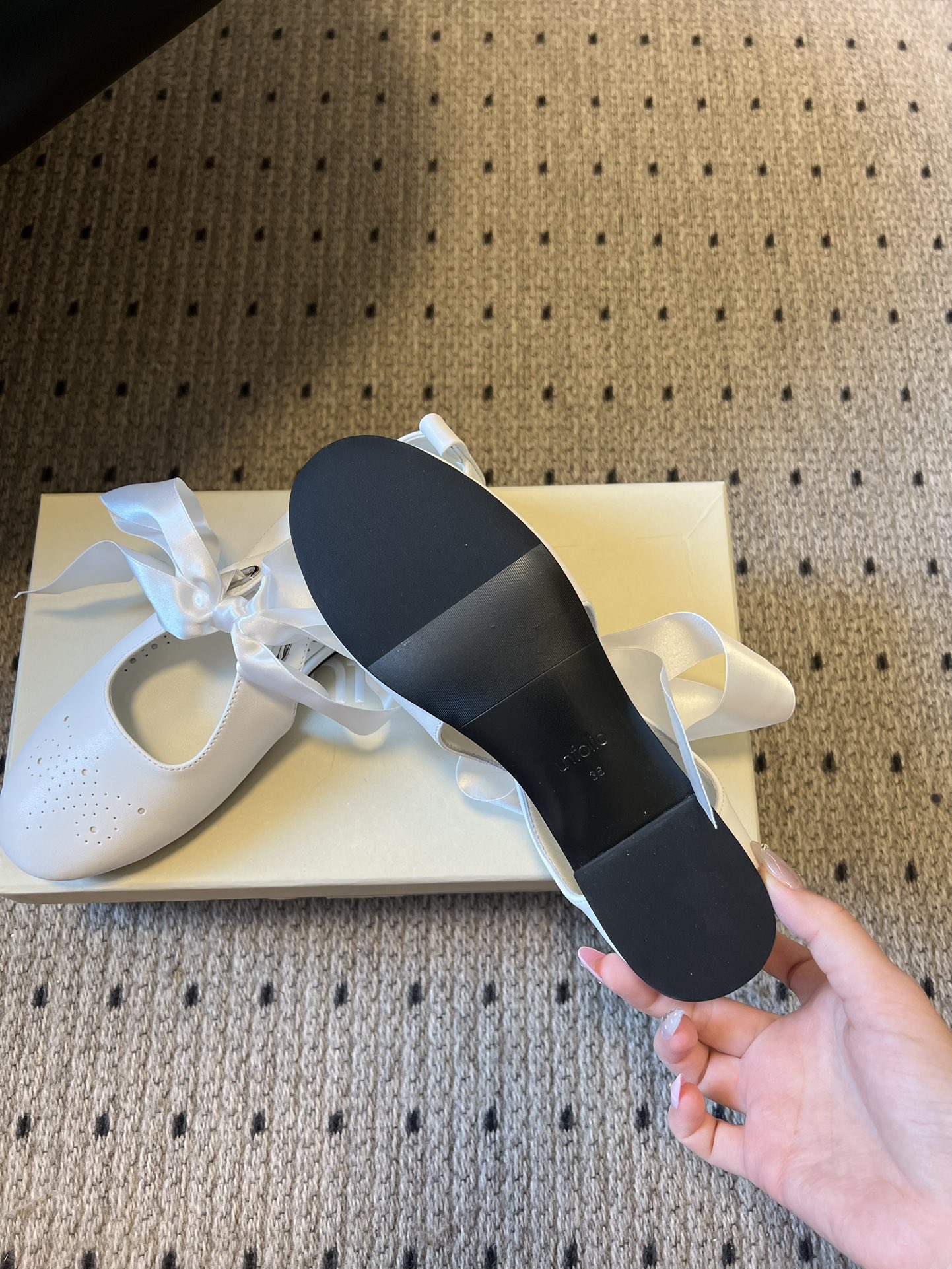 Unfoli*26ss 平底蝴蝶结丝带玛丽珍鞋单鞋属于玛丽珍鞋芭蕾平底鞋，低帮浅口的设计搭配圆头鞋型，脚