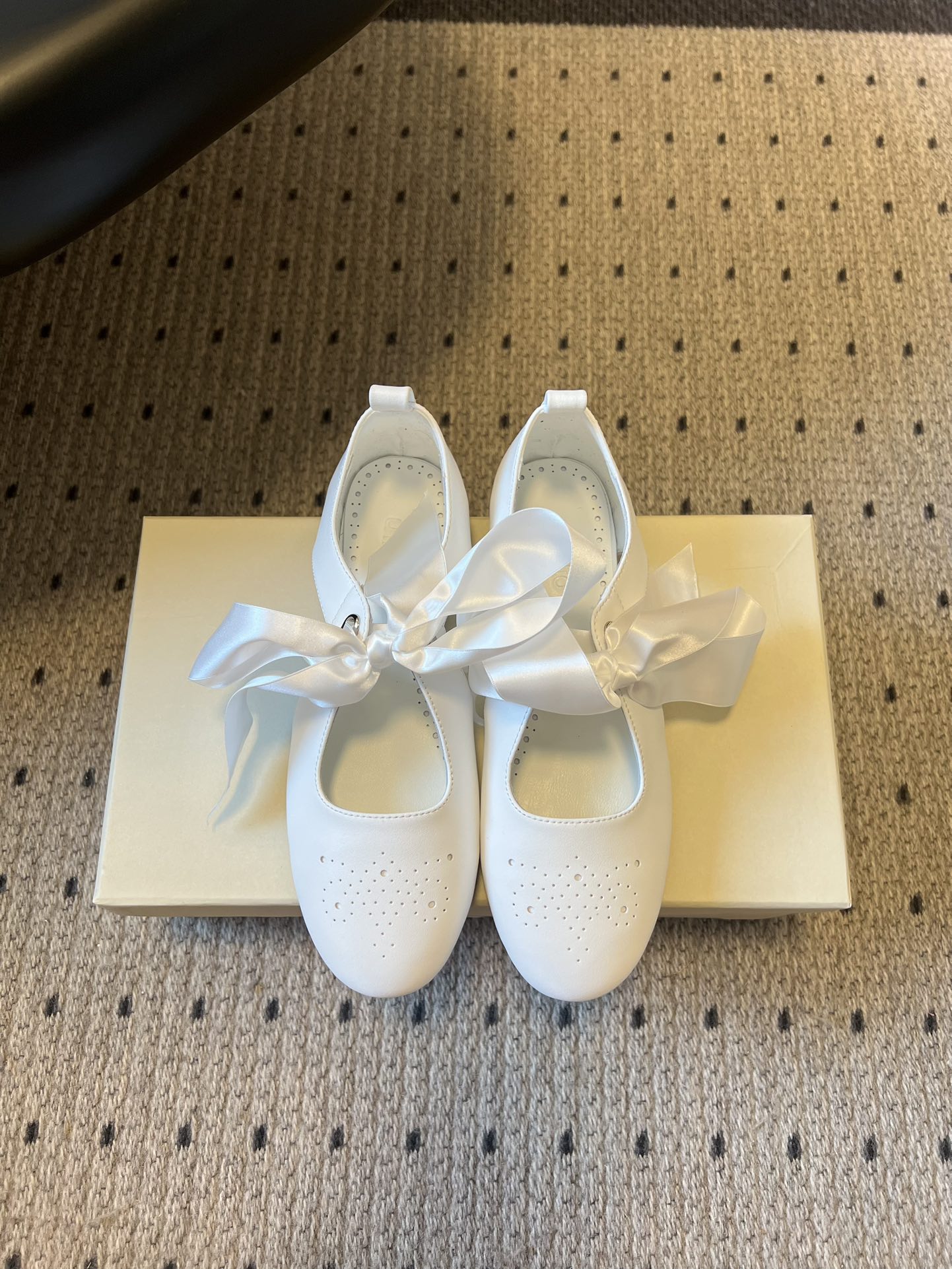 Unfoli*26ss 平底蝴蝶结丝带玛丽珍鞋单鞋属于玛丽珍鞋芭蕾平底鞋，低帮浅口的设计搭配圆头鞋型，脚