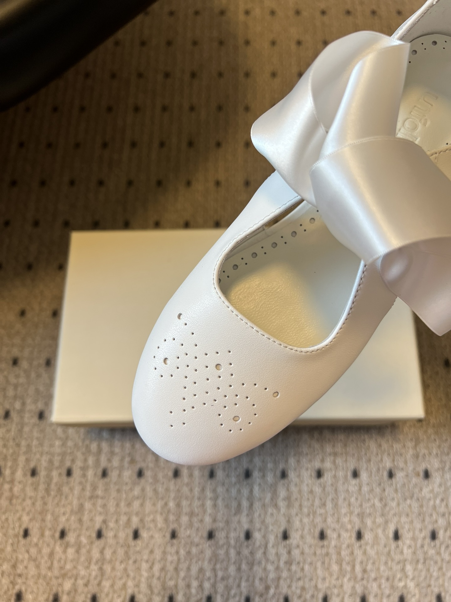 Unfoli*26ss 平底蝴蝶结丝带玛丽珍鞋单鞋属于玛丽珍鞋芭蕾平底鞋，低帮浅口的设计搭配圆头鞋型，脚