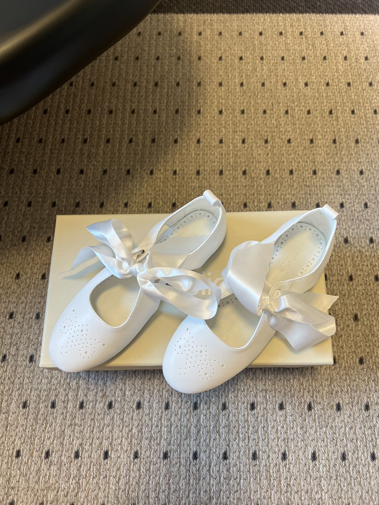 Unfoli*26ss 平底蝴蝶结丝带玛丽珍鞋单鞋属于玛丽珍鞋芭蕾平底鞋，低帮浅口的设计搭配圆头鞋型，脚