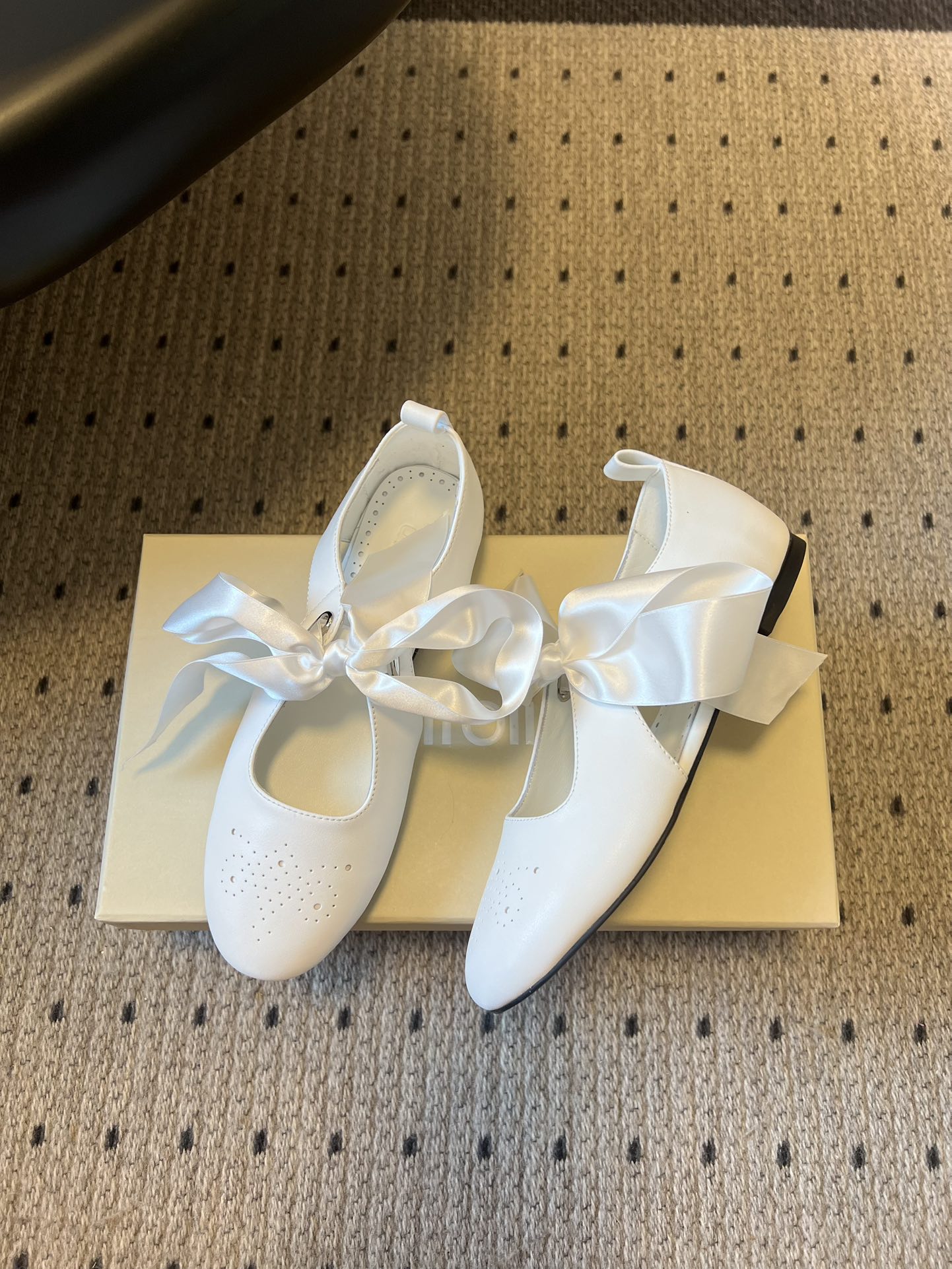 Unfoli*26ss 平底蝴蝶结丝带玛丽珍鞋单鞋属于玛丽珍鞋芭蕾平底鞋，低帮浅口的设计搭配圆头鞋型，脚