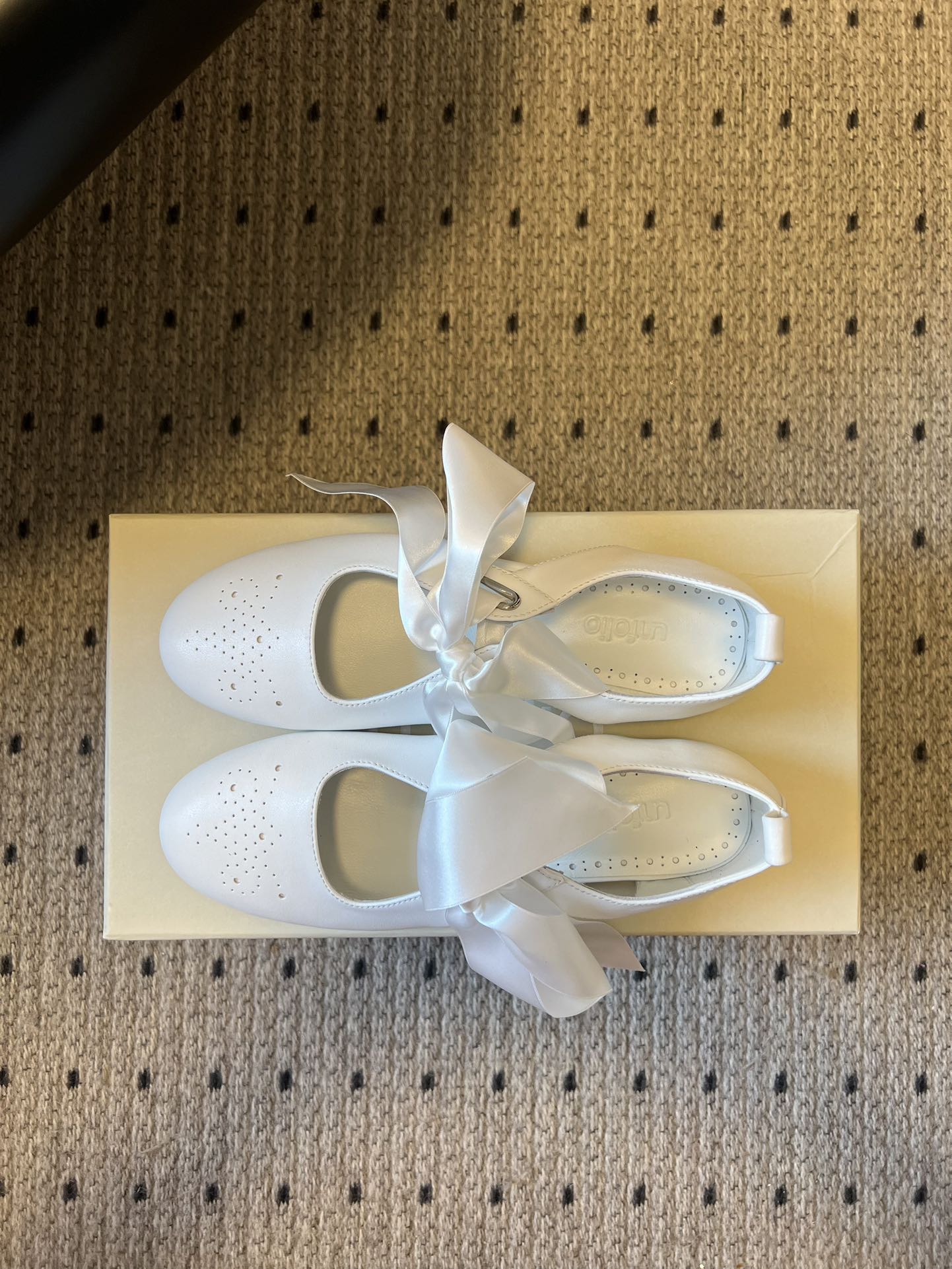 Unfoli*26ss 平底蝴蝶结丝带玛丽珍鞋单鞋属于玛丽珍鞋芭蕾平底鞋，低帮浅口的设计搭配圆头鞋型，脚