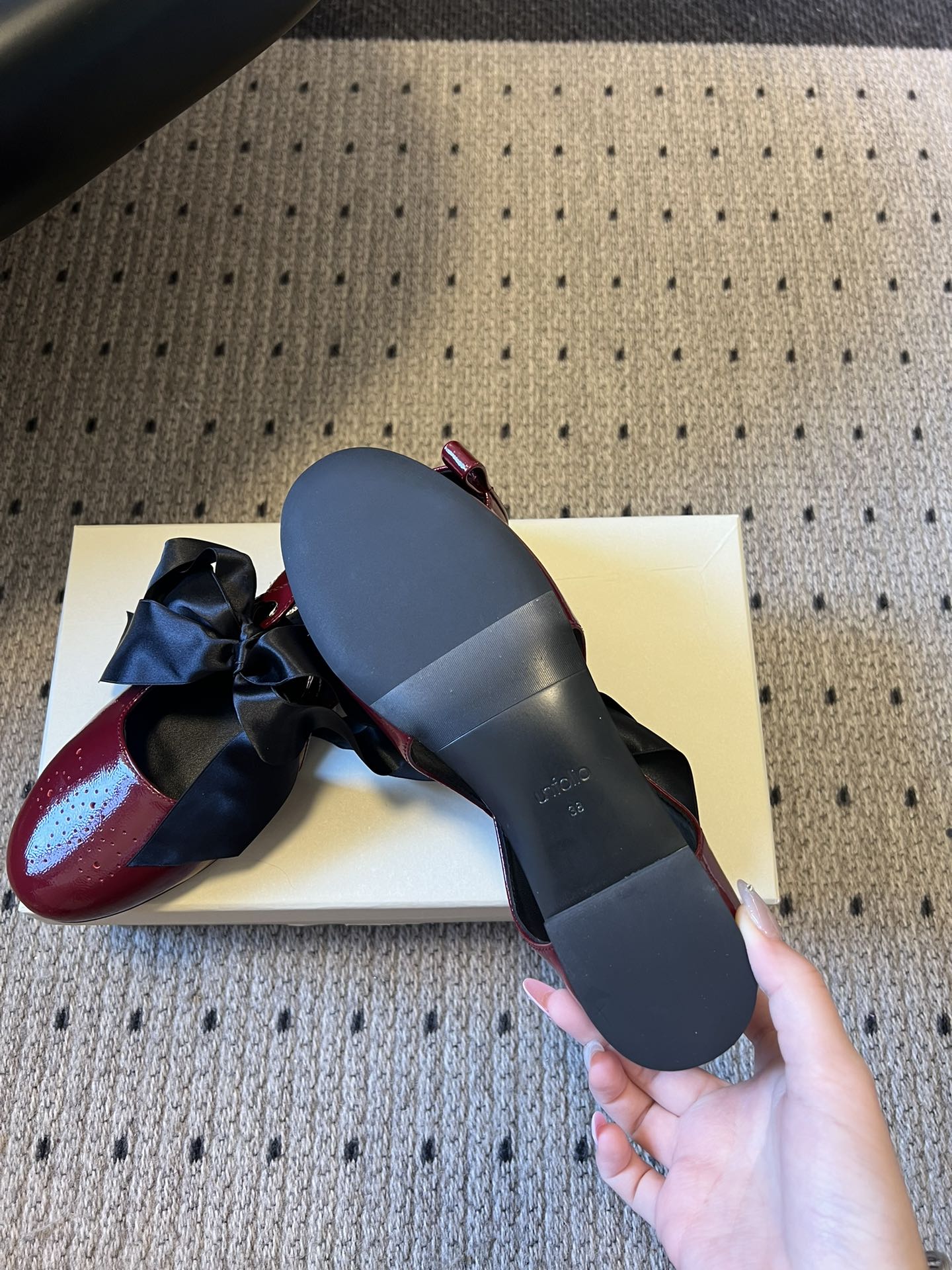 Unfoli*26ss 平底蝴蝶结丝带玛丽珍鞋单鞋属于玛丽珍鞋芭蕾平底鞋，低帮浅口的设计搭配圆头鞋型，脚