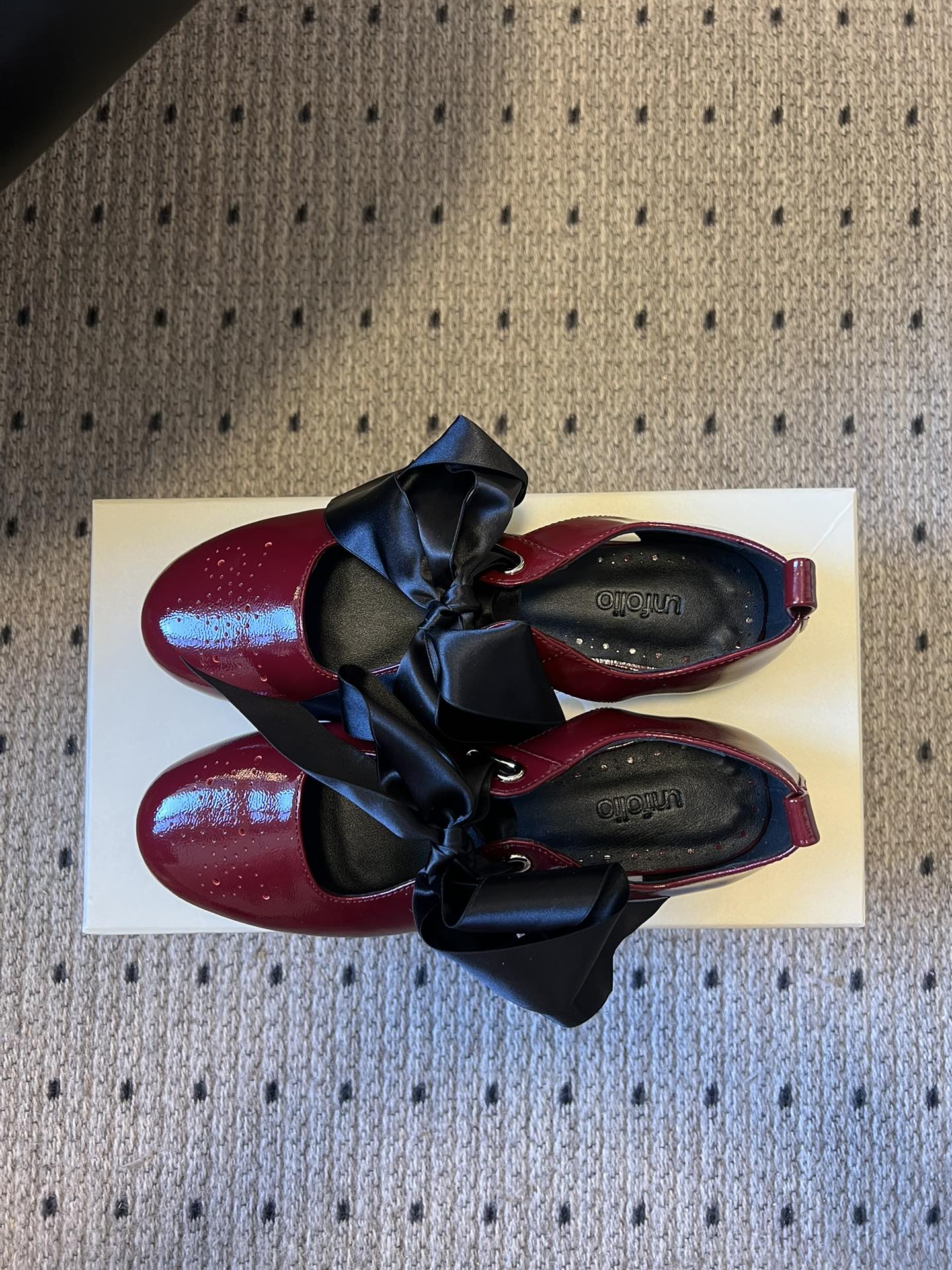 Unfoli*26ss 平底蝴蝶结丝带玛丽珍鞋单鞋属于玛丽珍鞋芭蕾平底鞋，低帮浅口的设计搭配圆头鞋型，脚