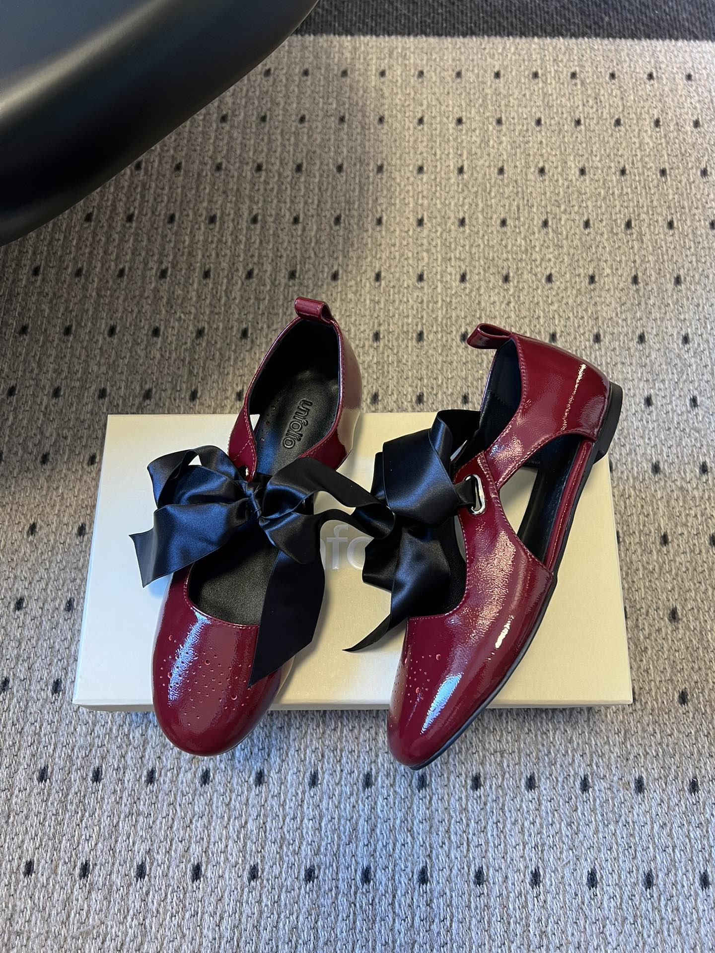 Unfoli*26ss 平底蝴蝶结丝带玛丽珍鞋单鞋属于玛丽珍鞋芭蕾平底鞋，低帮浅口的设计搭配圆头鞋型，脚