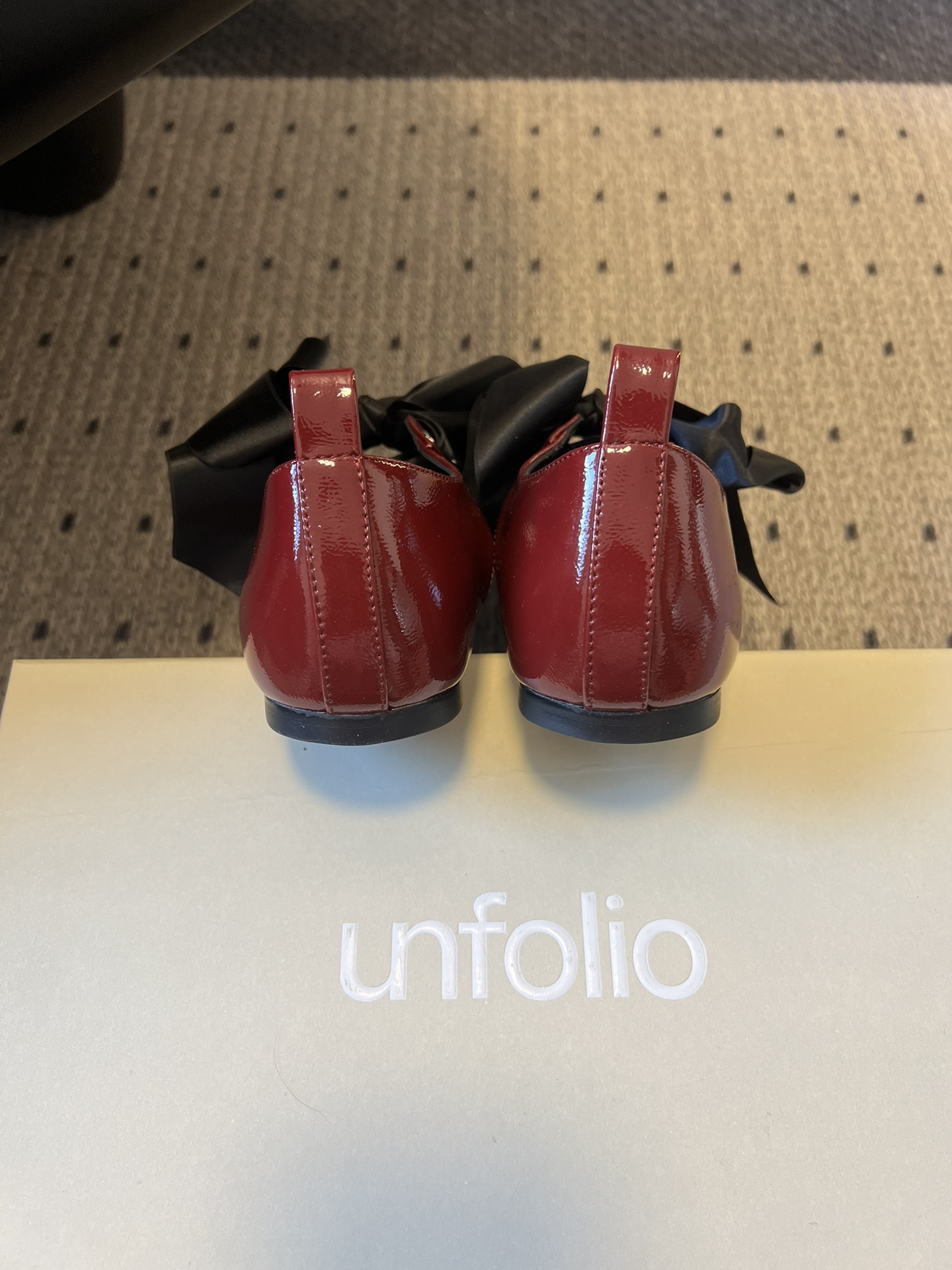 Unfoli*26ss 平底蝴蝶结丝带玛丽珍鞋单鞋属于玛丽珍鞋芭蕾平底鞋，低帮浅口的设计搭配圆头鞋型，脚