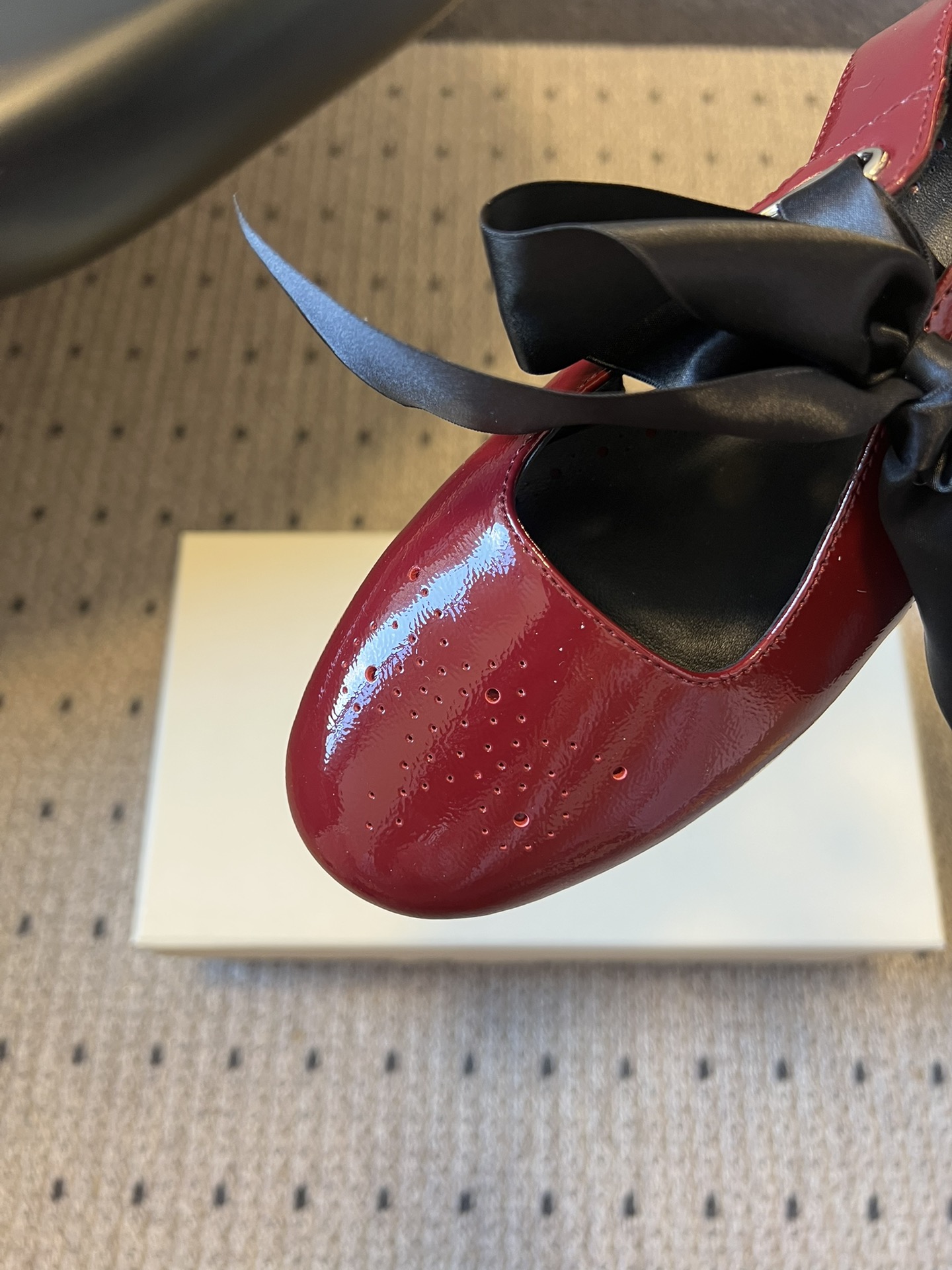 Unfoli*26ss 平底蝴蝶结丝带玛丽珍鞋单鞋属于玛丽珍鞋芭蕾平底鞋，低帮浅口的设计搭配圆头鞋型，脚