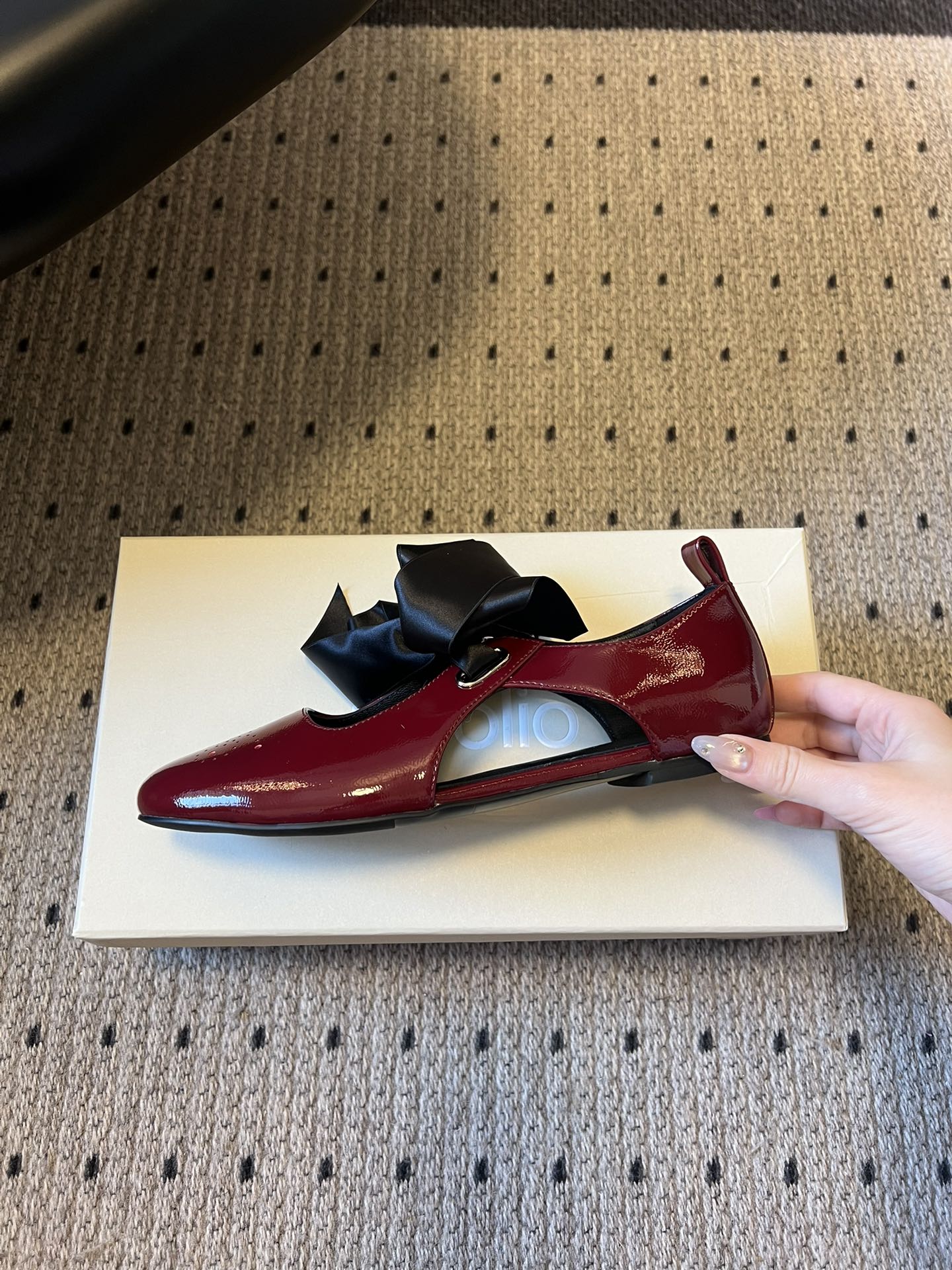 Unfoli*26ss 平底蝴蝶结丝带玛丽珍鞋单鞋属于玛丽珍鞋芭蕾平底鞋，低帮浅口的设计搭配圆头鞋型，脚