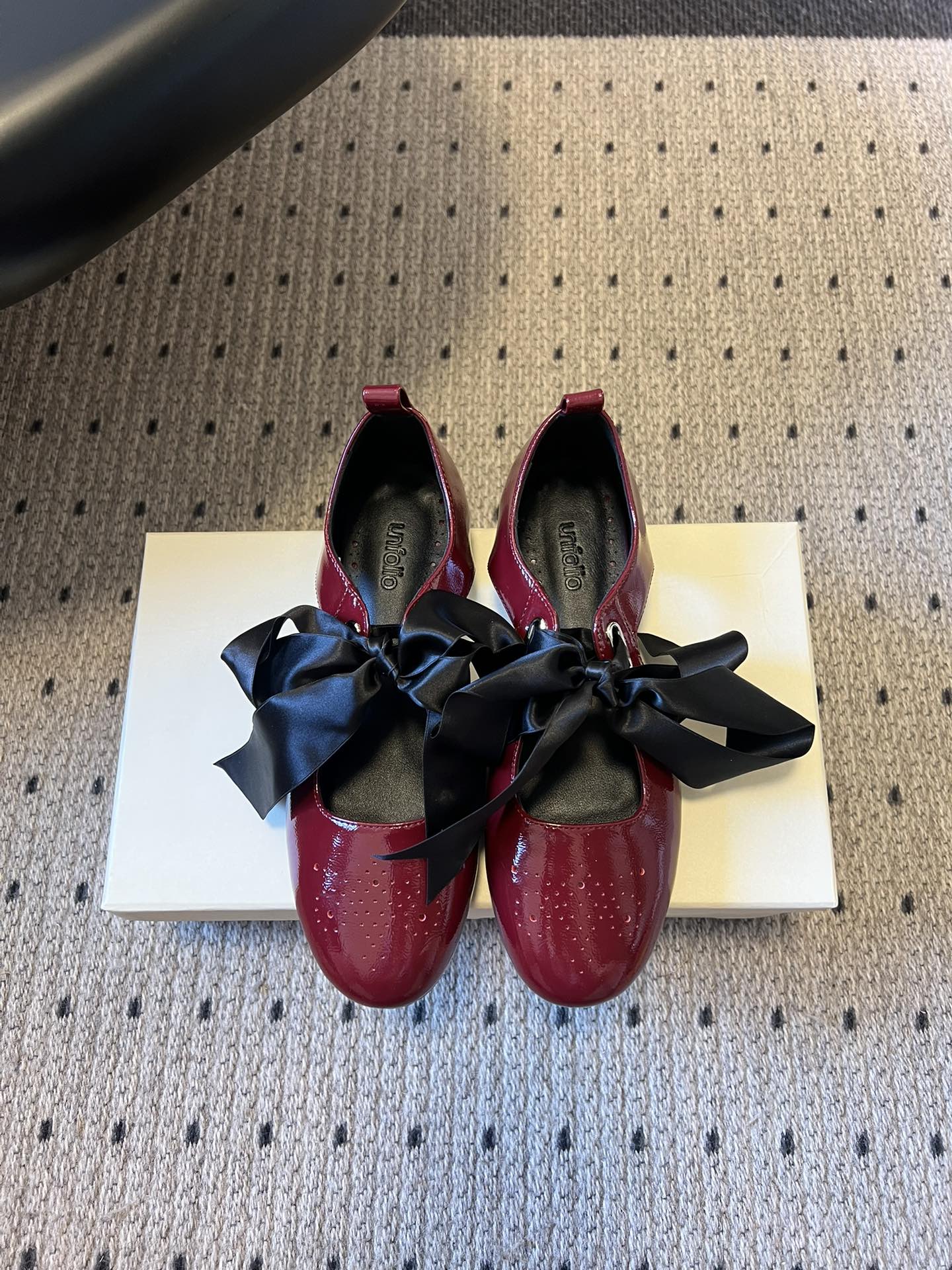 Unfoli*26ss 平底蝴蝶结丝带玛丽珍鞋单鞋属于玛丽珍鞋芭蕾平底鞋，低帮浅口的设计搭配圆头鞋型，脚