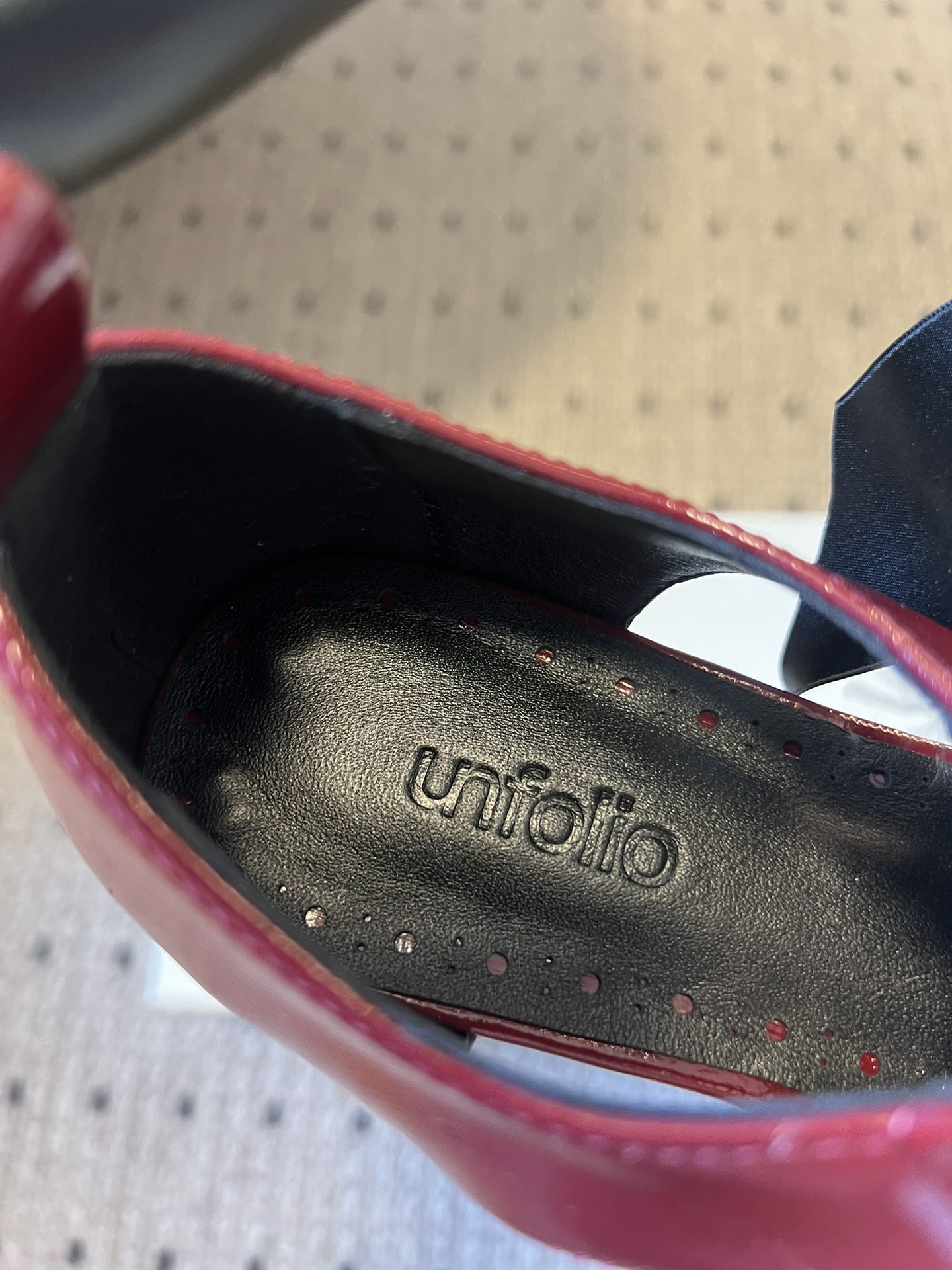 Unfoli*26ss 平底蝴蝶结丝带玛丽珍鞋单鞋属于玛丽珍鞋芭蕾平底鞋，低帮浅口的设计搭配圆头鞋型，脚