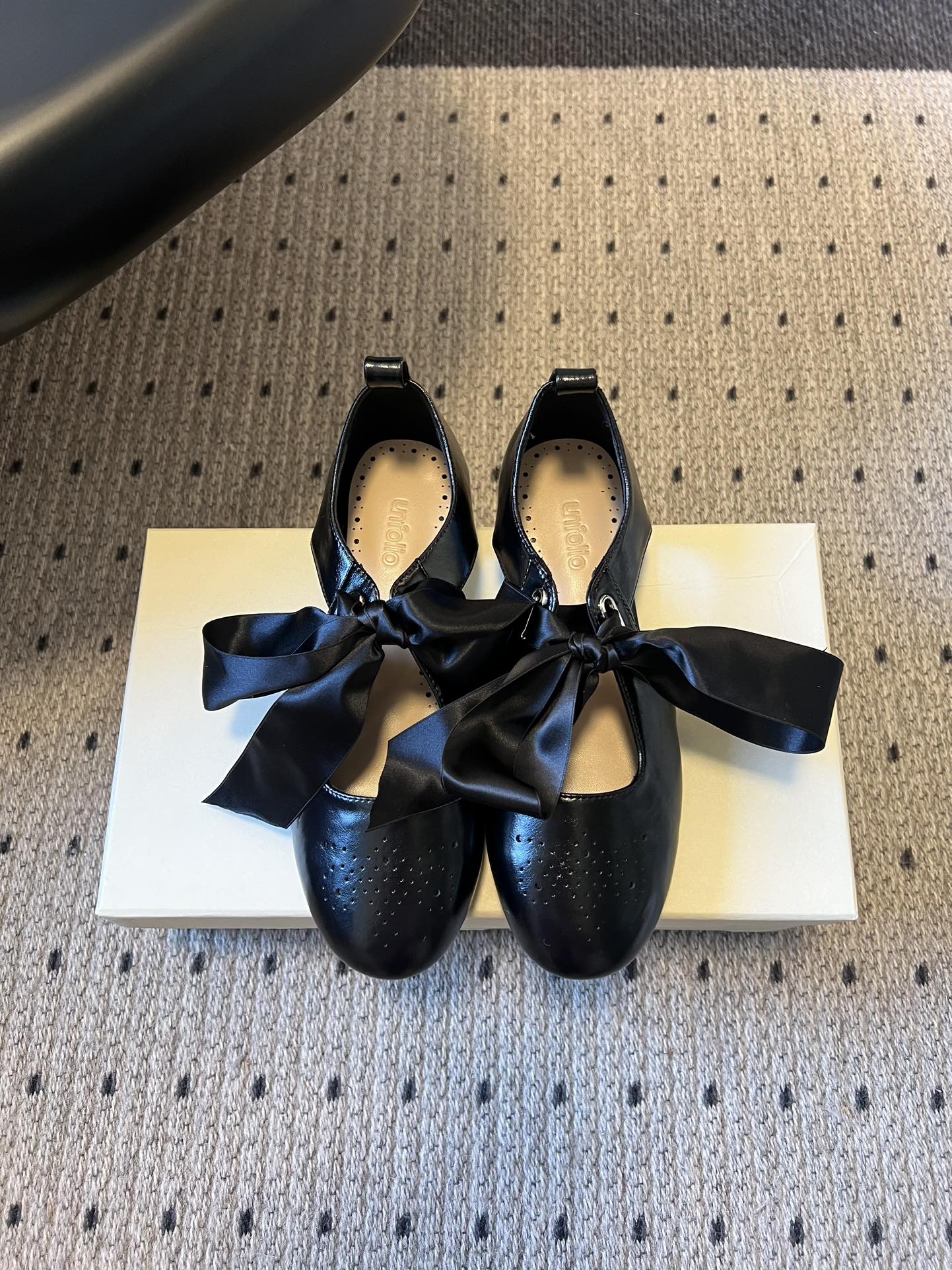 NO:694984,Unfoli*26ss flat bow ribbon Mary Jane shoes are Mary Jane ballet flat shoes. They have a low-top shallow mouth design with a round toe shoe shape. The instep is decorated with bow straps, giving it a sweet and retro feel.  The perforated breathable texture can be seen on the upper. The burgundy model is made of glossy patent leather, and the black and white models are made of matte leather. The difference in materials brings different visual textures. The shoe mouth is equipped with a large-size satin bow, which has a sharp color contrast. The bow is removable or adjustable to increase styling flexibility. Upper butter leather/patent leather Lining sheepskin Outsole Original molded outsole Size 35-40 (40 size customization is not returnable) Heel height 2cm, single shoes, mary  jane,flats,sheepskin19860909Unfoli*26ss 平底蝴蝶结丝带玛丽珍鞋单鞋 属于玛丽珍鞋芭蕾平底鞋,低帮浅口的设计搭配圆头鞋型,脚面有蝴蝶结绑带装饰,兼具甜美与复古感. 鞋面可见打孔透气纹理,酒红色款为亮面漆皮材质,黑色和白色款为哑光皮质,材质区分带来不同视觉质感.鞋口处配有大尺寸缎面蝴蝶结,配色对比鲜明,蝴蝶结可拆卸或调整,增加造型灵活性. 鞋面牛油皮/漆皮 内里羊皮 大底原版开模大底 size35-40码（40码定制不退换） 跟高2cm,单鞋,mary jane,flats,sheepskin,Women's Shoes