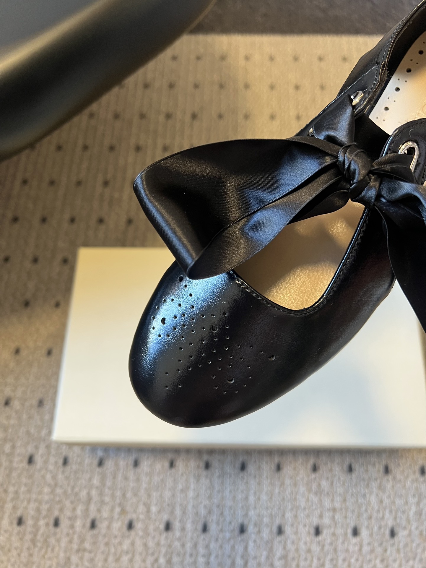 Unfoli*26ss 平底蝴蝶结丝带玛丽珍鞋单鞋属于玛丽珍鞋芭蕾平底鞋，低帮浅口的设计搭配圆头鞋型，脚