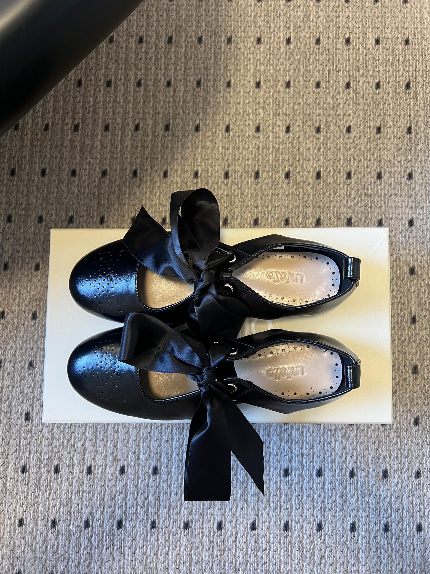 Unfoli*26ss 平底蝴蝶结丝带玛丽珍鞋单鞋属于玛丽珍鞋芭蕾平底鞋，低帮浅口的设计搭配圆头鞋型，脚