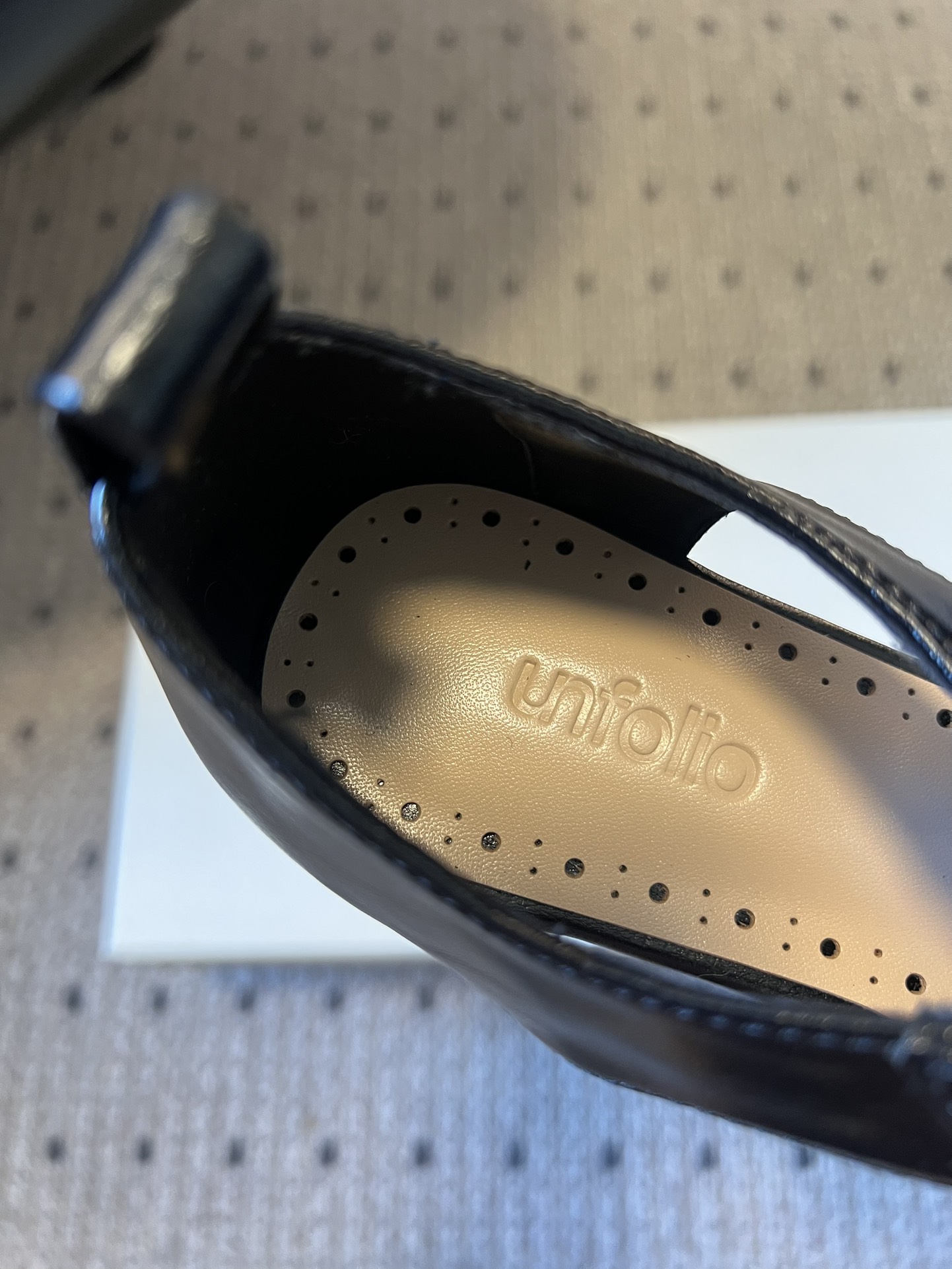 Unfoli*26ss 平底蝴蝶结丝带玛丽珍鞋单鞋属于玛丽珍鞋芭蕾平底鞋，低帮浅口的设计搭配圆头鞋型，脚