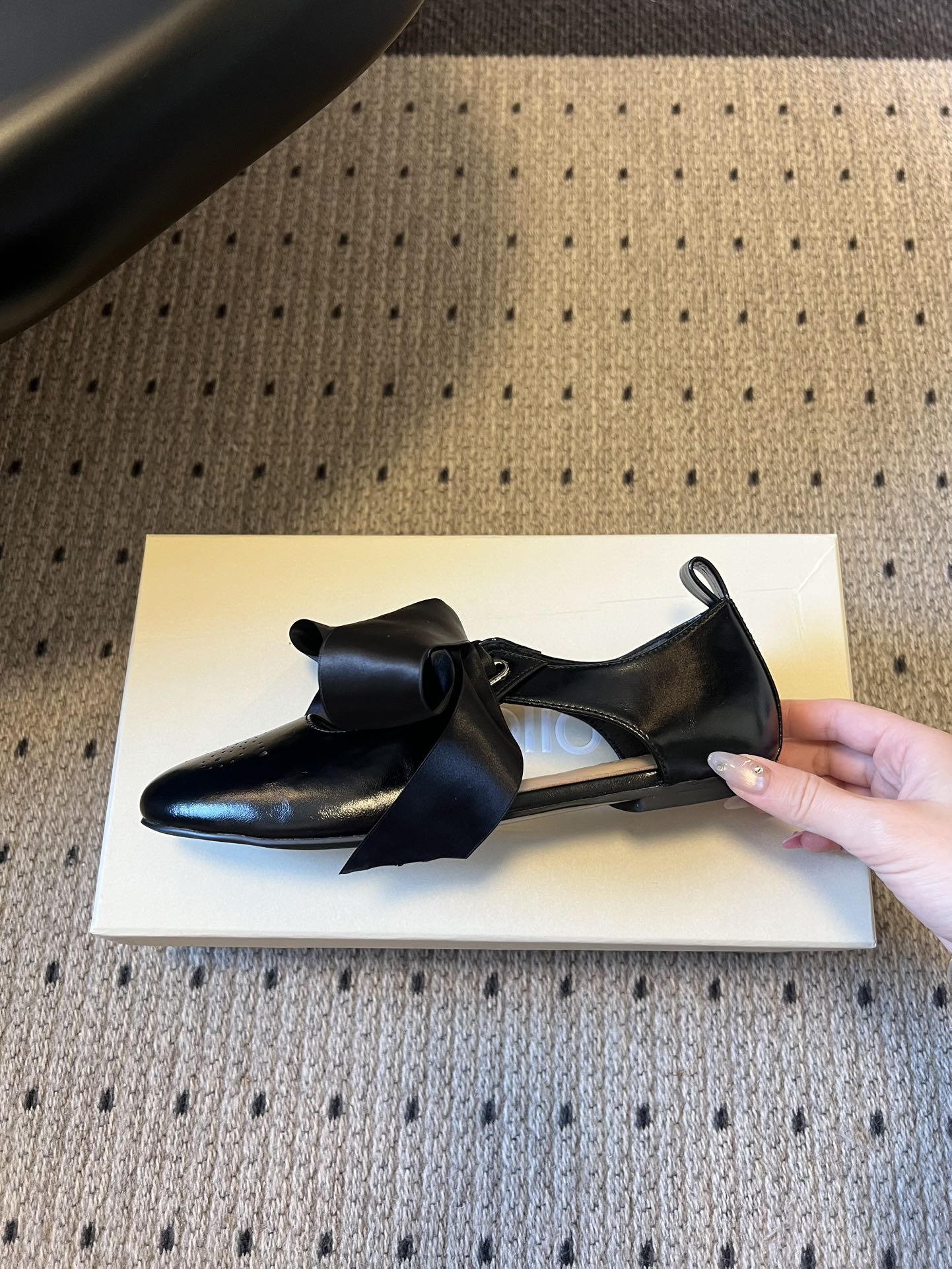 Unfoli*26ss 平底蝴蝶结丝带玛丽珍鞋单鞋属于玛丽珍鞋芭蕾平底鞋，低帮浅口的设计搭配圆头鞋型，脚