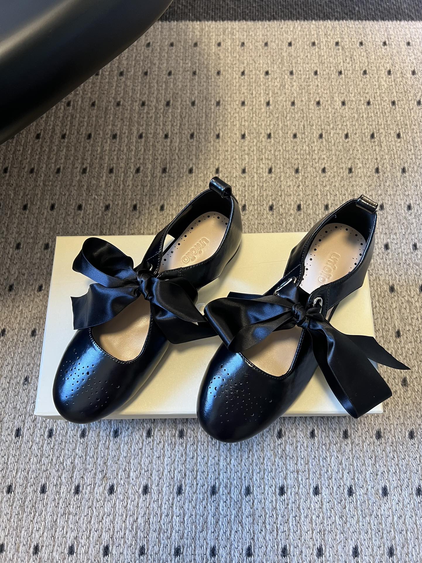 Unfoli*26ss 平底蝴蝶结丝带玛丽珍鞋单鞋属于玛丽珍鞋芭蕾平底鞋，低帮浅口的设计搭配圆头鞋型，脚