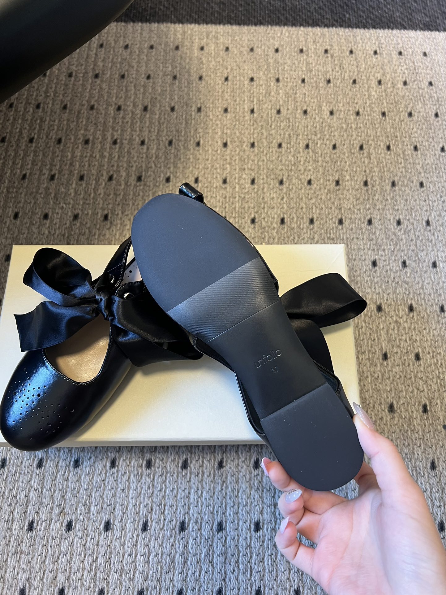 Unfoli*26ss 平底蝴蝶结丝带玛丽珍鞋单鞋属于玛丽珍鞋芭蕾平底鞋，低帮浅口的设计搭配圆头鞋型，脚