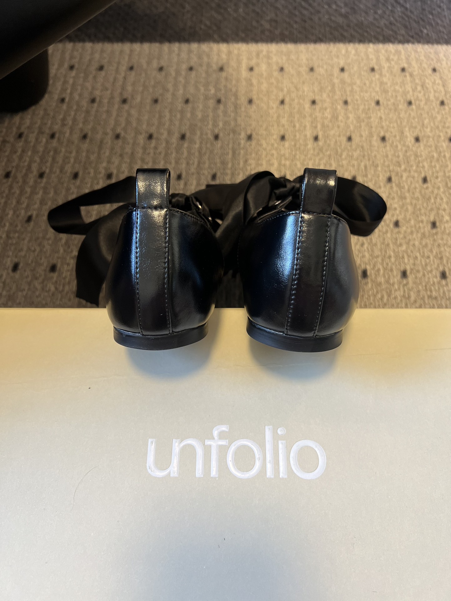 Unfoli*26ss 平底蝴蝶结丝带玛丽珍鞋单鞋属于玛丽珍鞋芭蕾平底鞋，低帮浅口的设计搭配圆头鞋型，脚