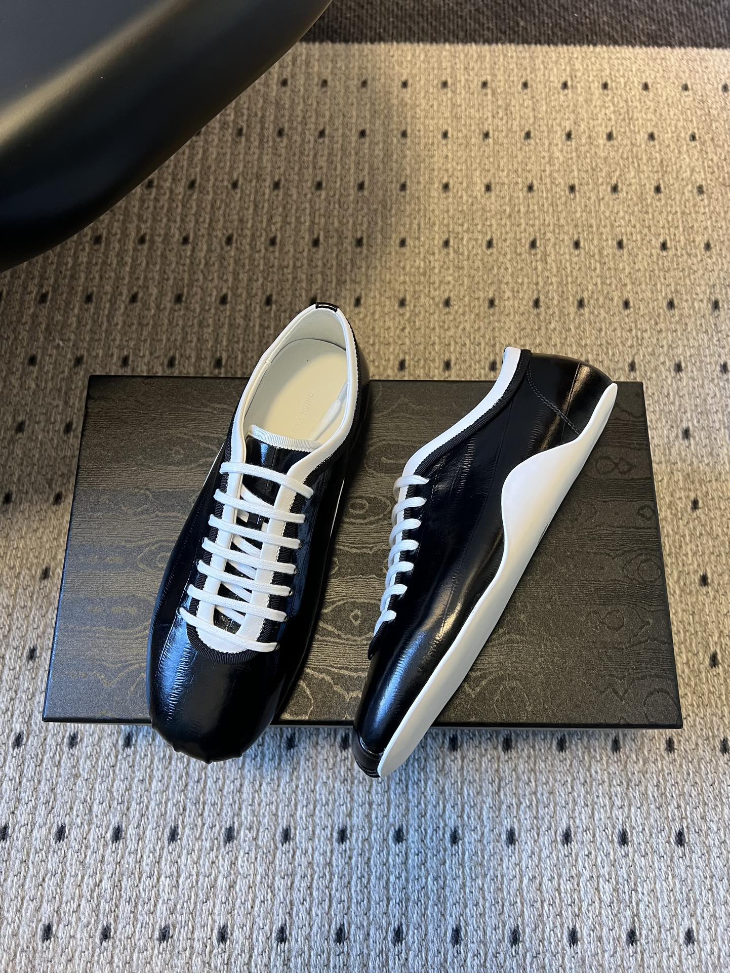 Dries Van Note*26ss复古德训鞋极简平底休闲鞋属于复古德训鞋极简平底休闲鞋，鞋型为低帮窄