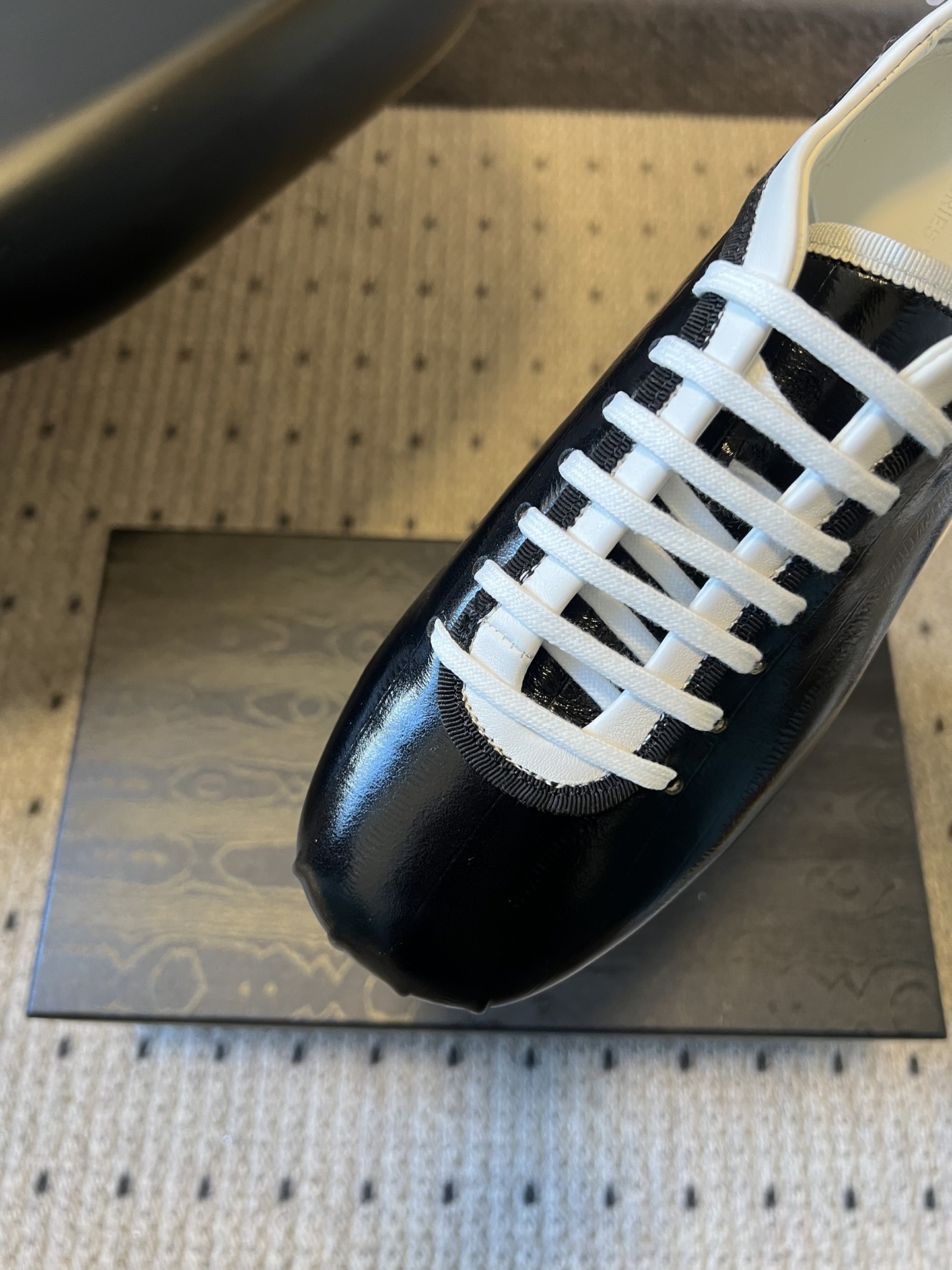 Dries Van Note*26ss复古德训鞋极简平底休闲鞋属于复古德训鞋极简平底休闲鞋，鞋型为低帮窄