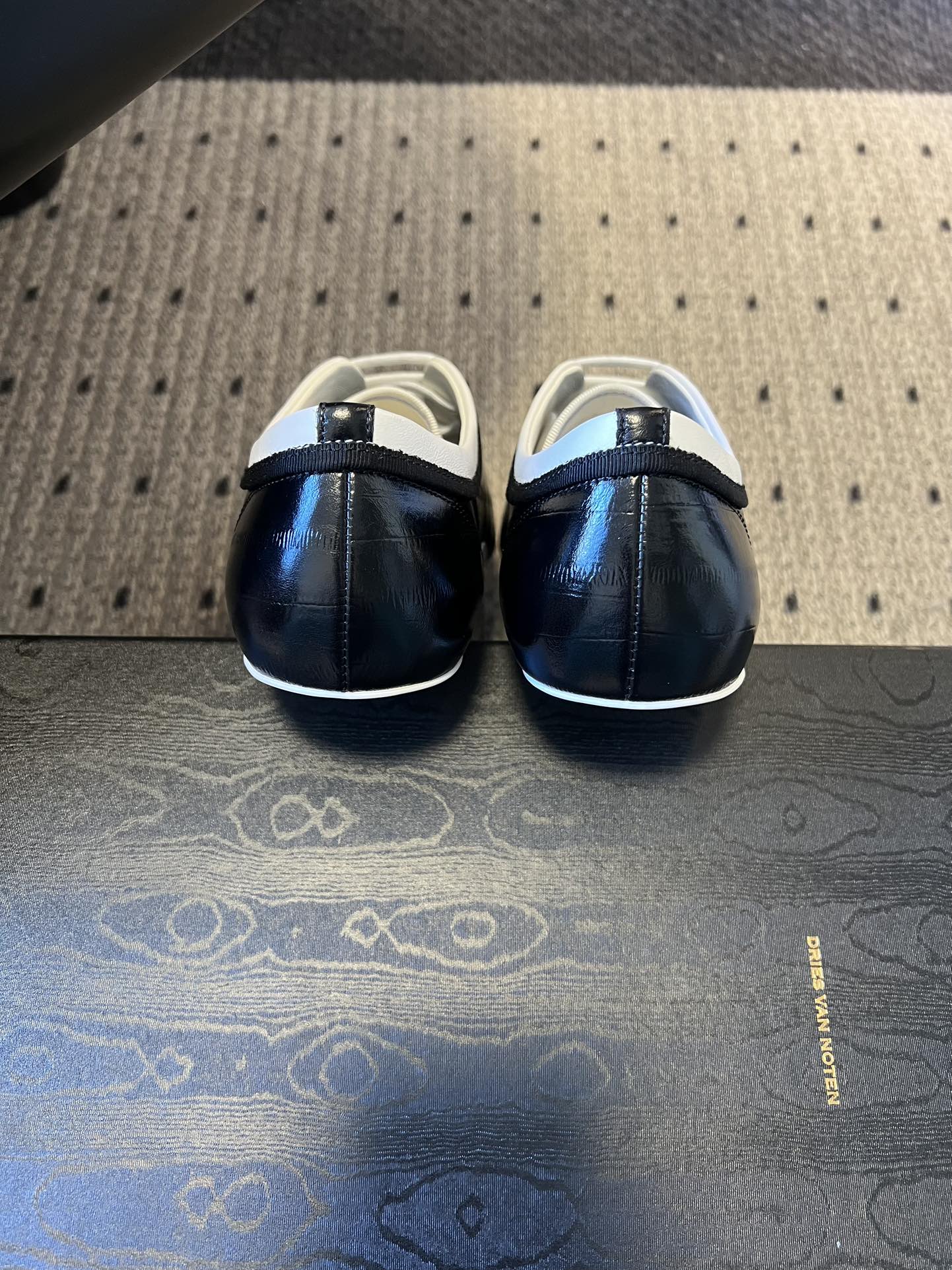 Dries Van Note*26ss复古德训鞋极简平底休闲鞋属于复古德训鞋极简平底休闲鞋，鞋型为低帮窄