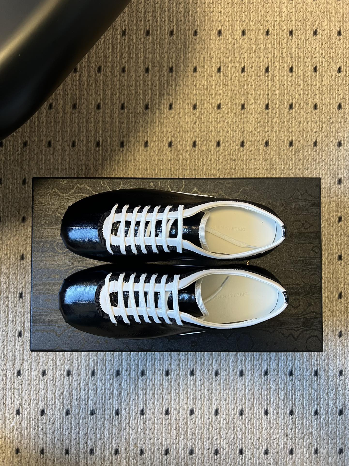 Dries Van Note*26ss复古德训鞋极简平底休闲鞋属于复古德训鞋极简平底休闲鞋，鞋型为低帮窄