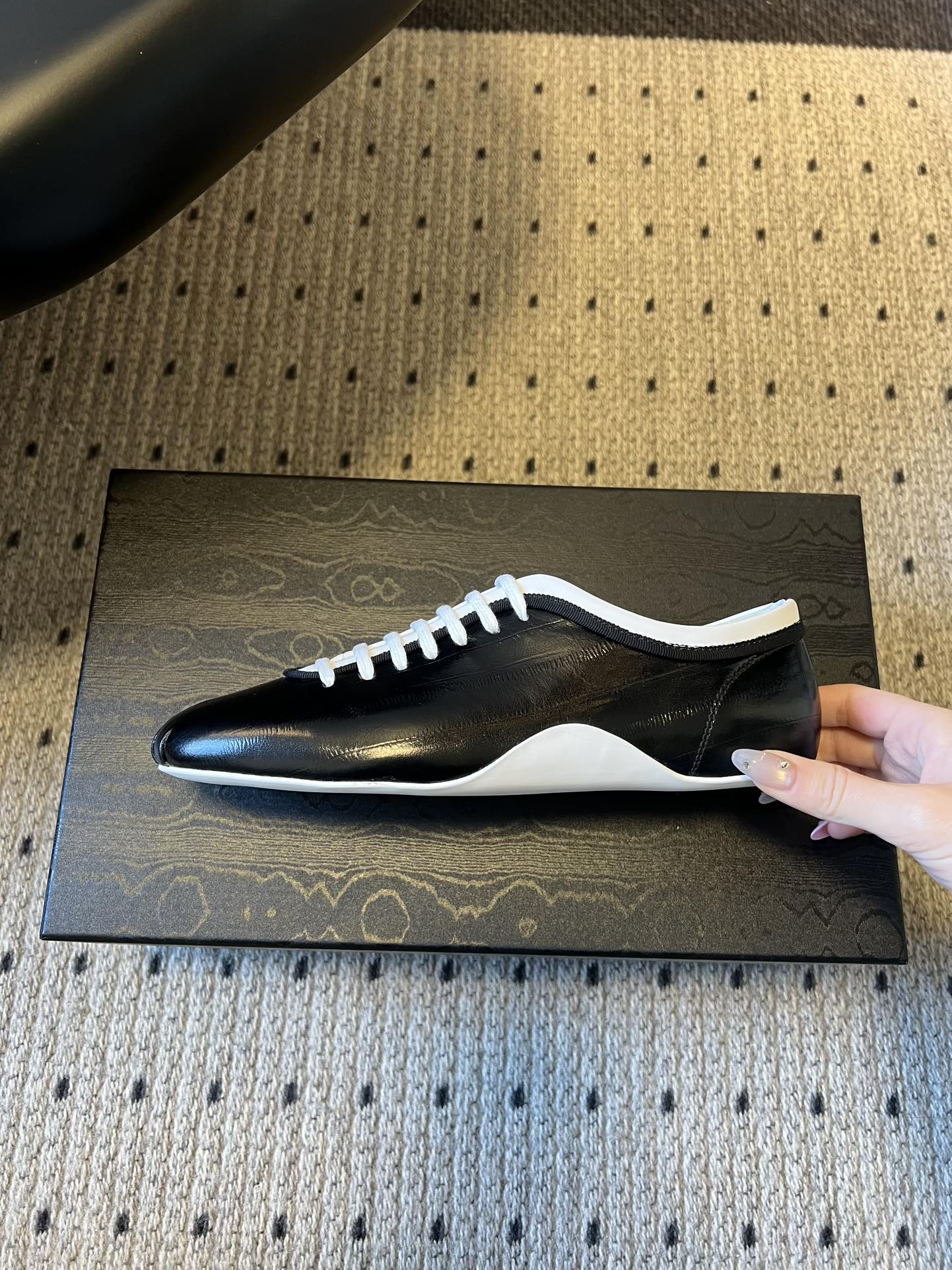 Dries Van Note*26ss复古德训鞋极简平底休闲鞋属于复古德训鞋极简平底休闲鞋，鞋型为低帮窄