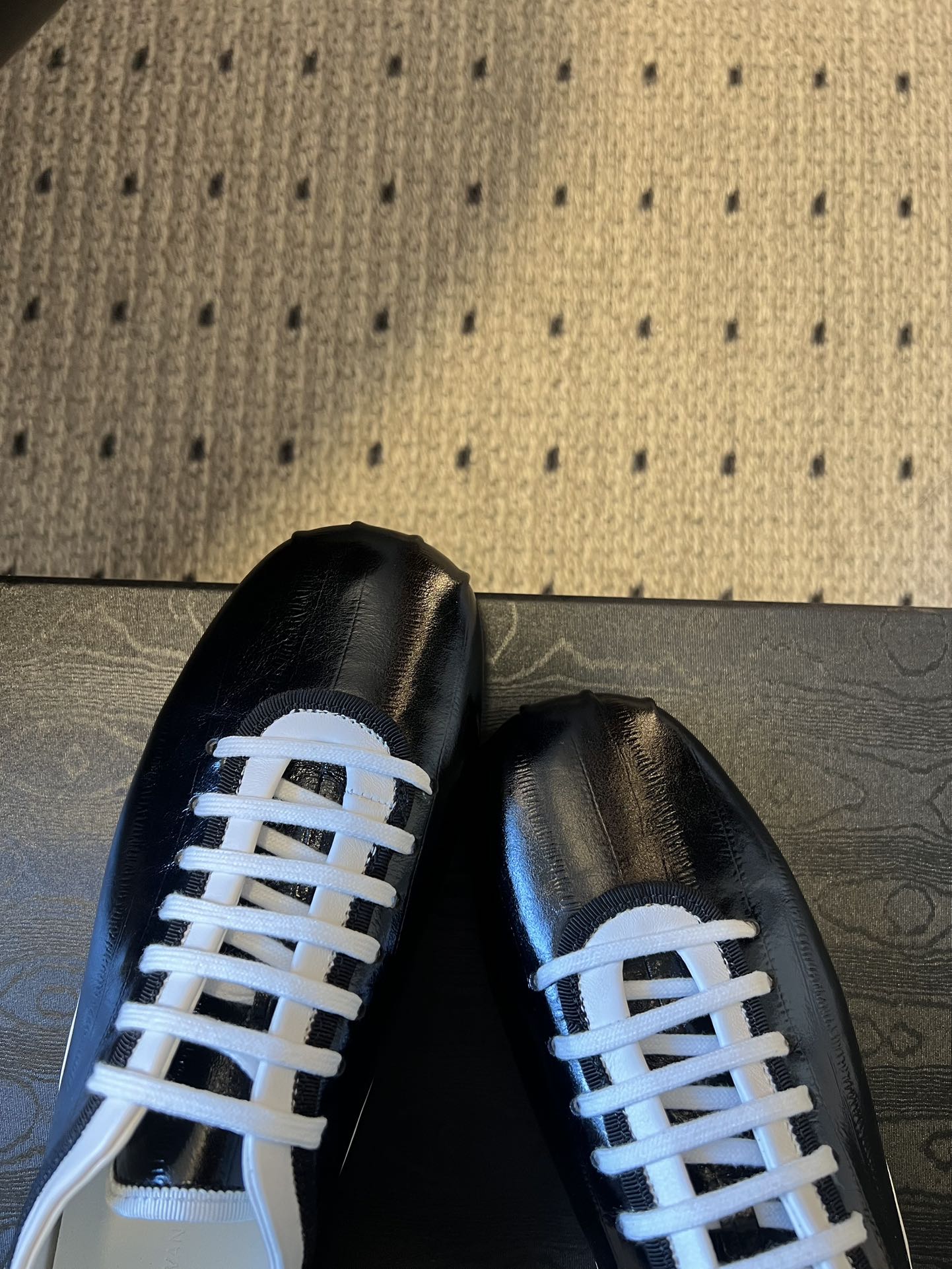 Dries Van Note*26ss复古德训鞋极简平底休闲鞋属于复古德训鞋极简平底休闲鞋，鞋型为低帮窄