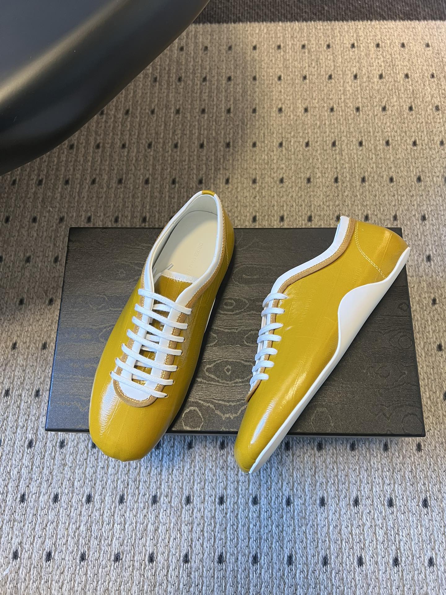 Dries Van Note*26ss复古德训鞋极简平底休闲鞋属于复古德训鞋极简平底休闲鞋，鞋型为低帮窄