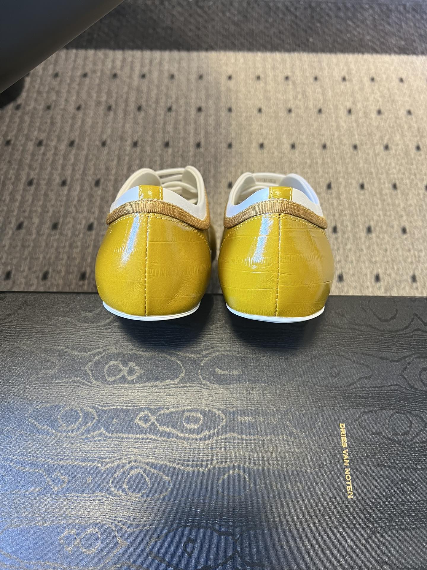 Dries Van Note*26ss复古德训鞋极简平底休闲鞋属于复古德训鞋极简平底休闲鞋，鞋型为低帮窄