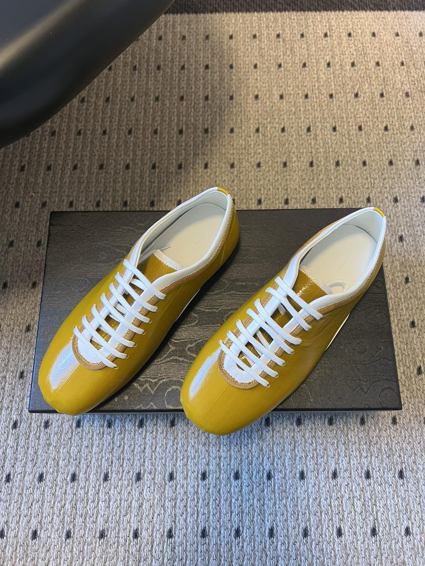 Dries Van Note*26ss复古德训鞋极简平底休闲鞋属于复古德训鞋极简平底休闲鞋，鞋型为低帮窄