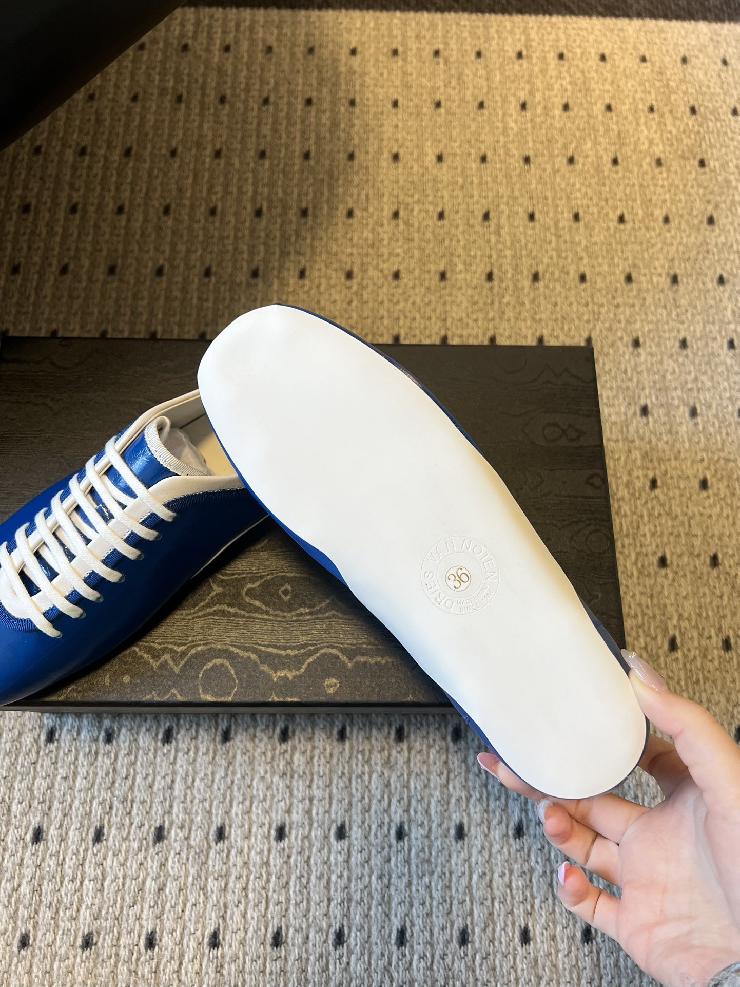 Dries Van Note*26ss复古德训鞋极简平底休闲鞋属于复古德训鞋极简平底休闲鞋，鞋型为低帮窄