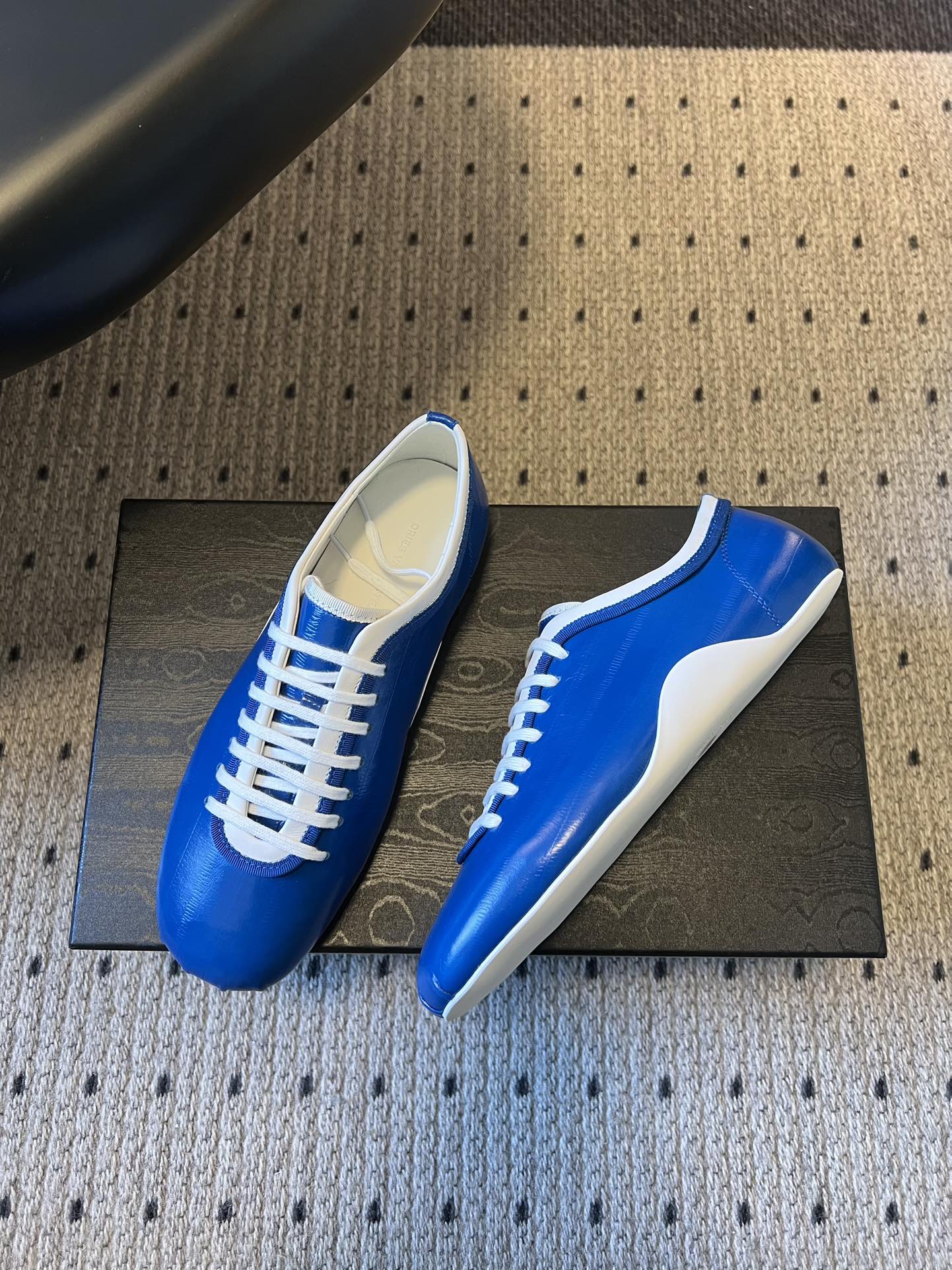 Dries Van Note*26ss复古德训鞋极简平底休闲鞋属于复古德训鞋极简平底休闲鞋，鞋型为低帮窄