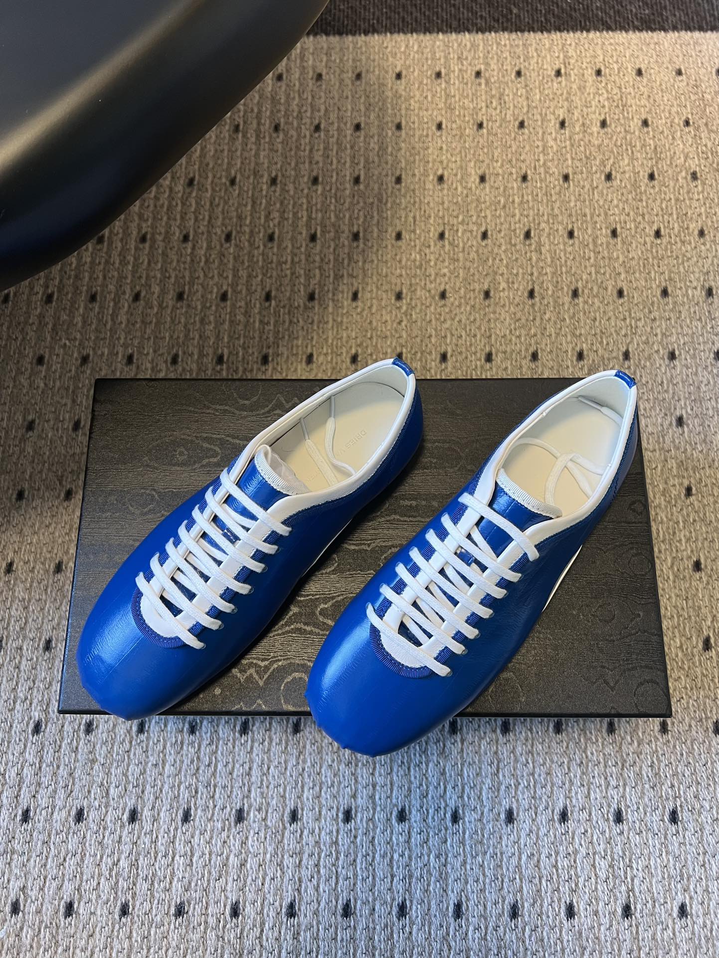 Dries Van Note*26ss复古德训鞋极简平底休闲鞋属于复古德训鞋极简平底休闲鞋，鞋型为低帮窄