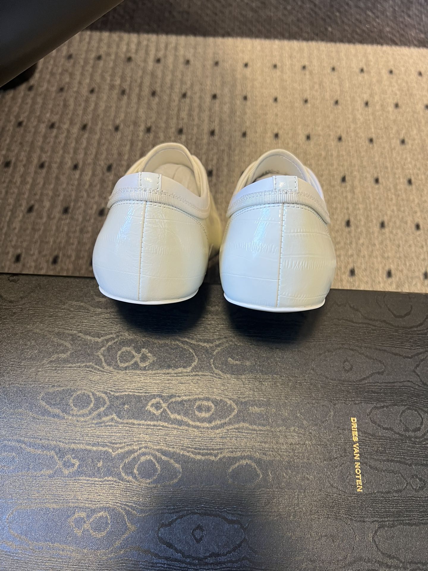 Dries Van Note*26ss复古德训鞋极简平底休闲鞋属于复古德训鞋极简平底休闲鞋，鞋型为低帮窄