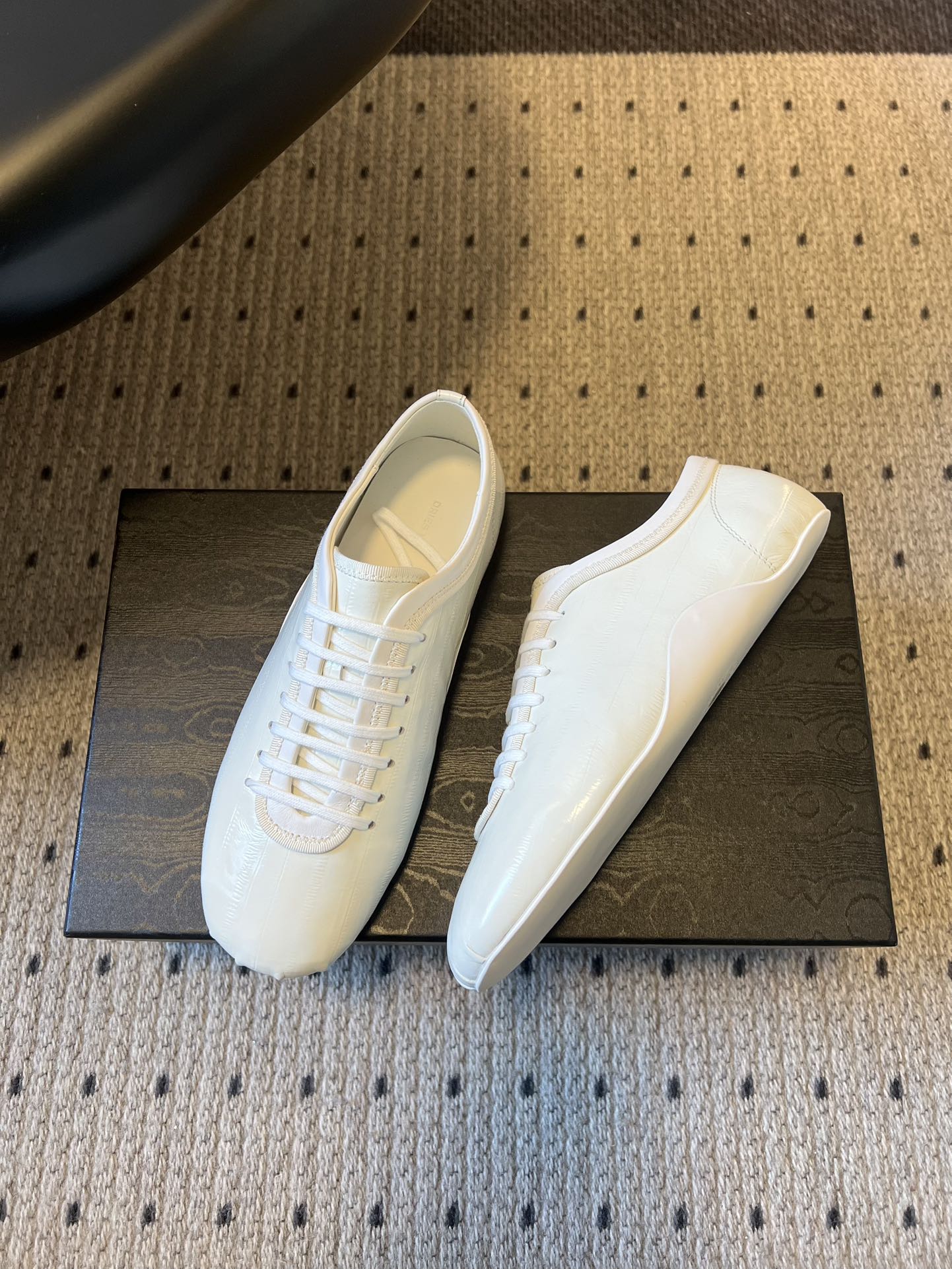 Dries Van Note*26ss复古德训鞋极简平底休闲鞋属于复古德训鞋极简平底休闲鞋，鞋型为低帮窄