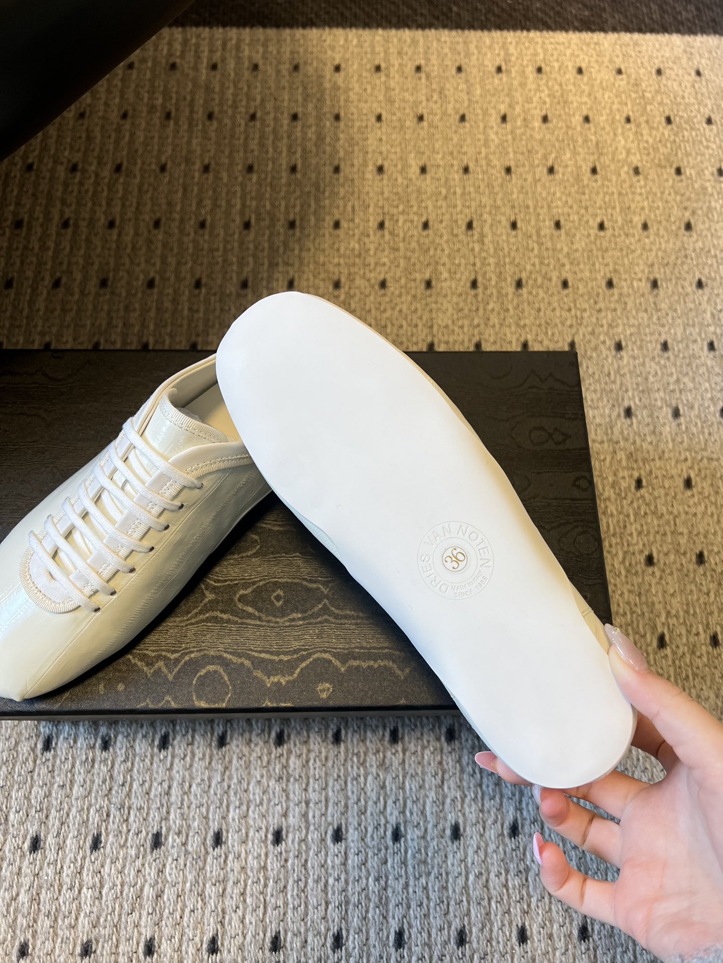 Dries Van Note*26ss复古德训鞋极简平底休闲鞋属于复古德训鞋极简平底休闲鞋，鞋型为低帮窄