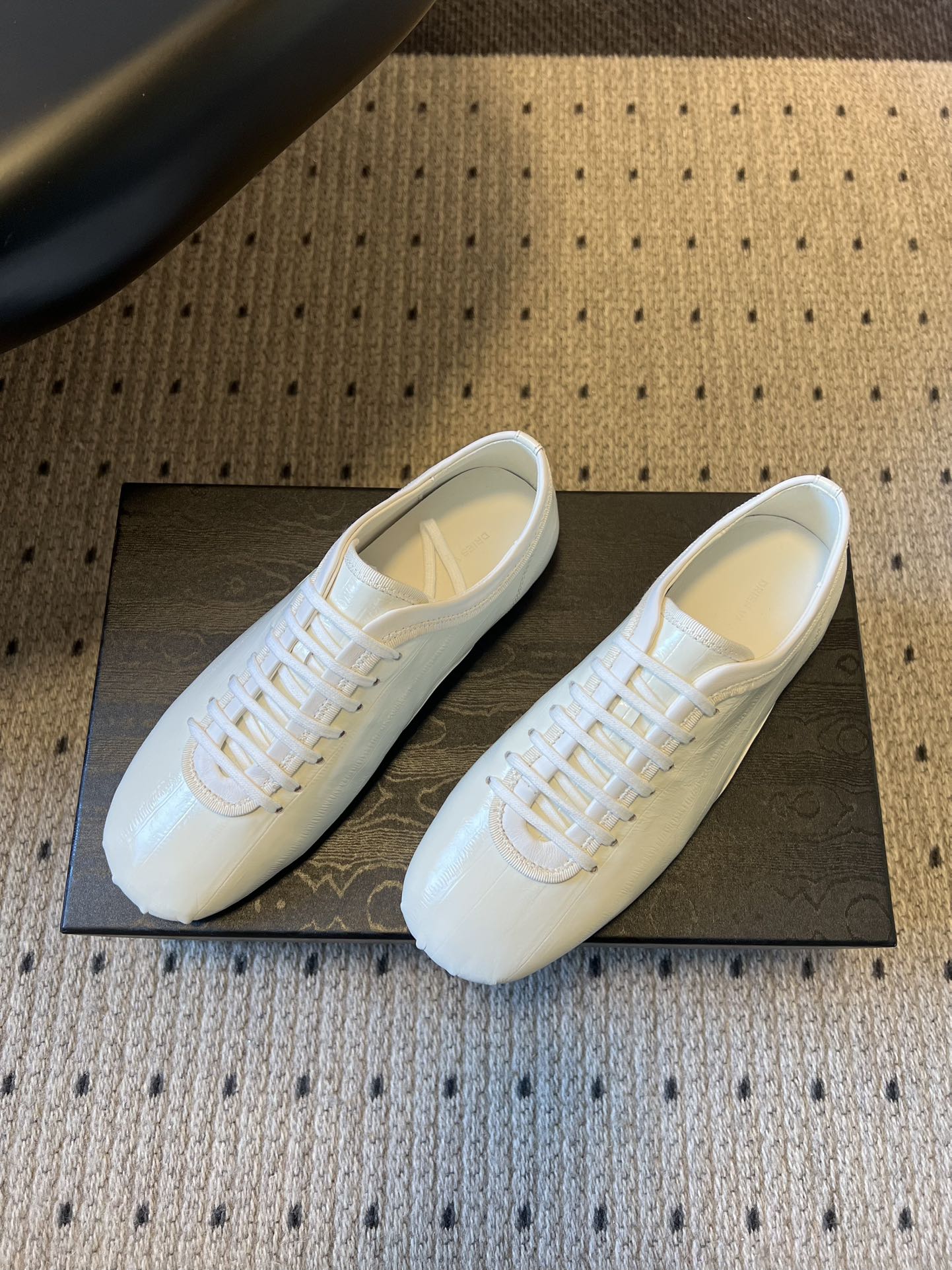 Dries Van Note*26ss复古德训鞋极简平底休闲鞋属于复古德训鞋极简平底休闲鞋，鞋型为低帮窄