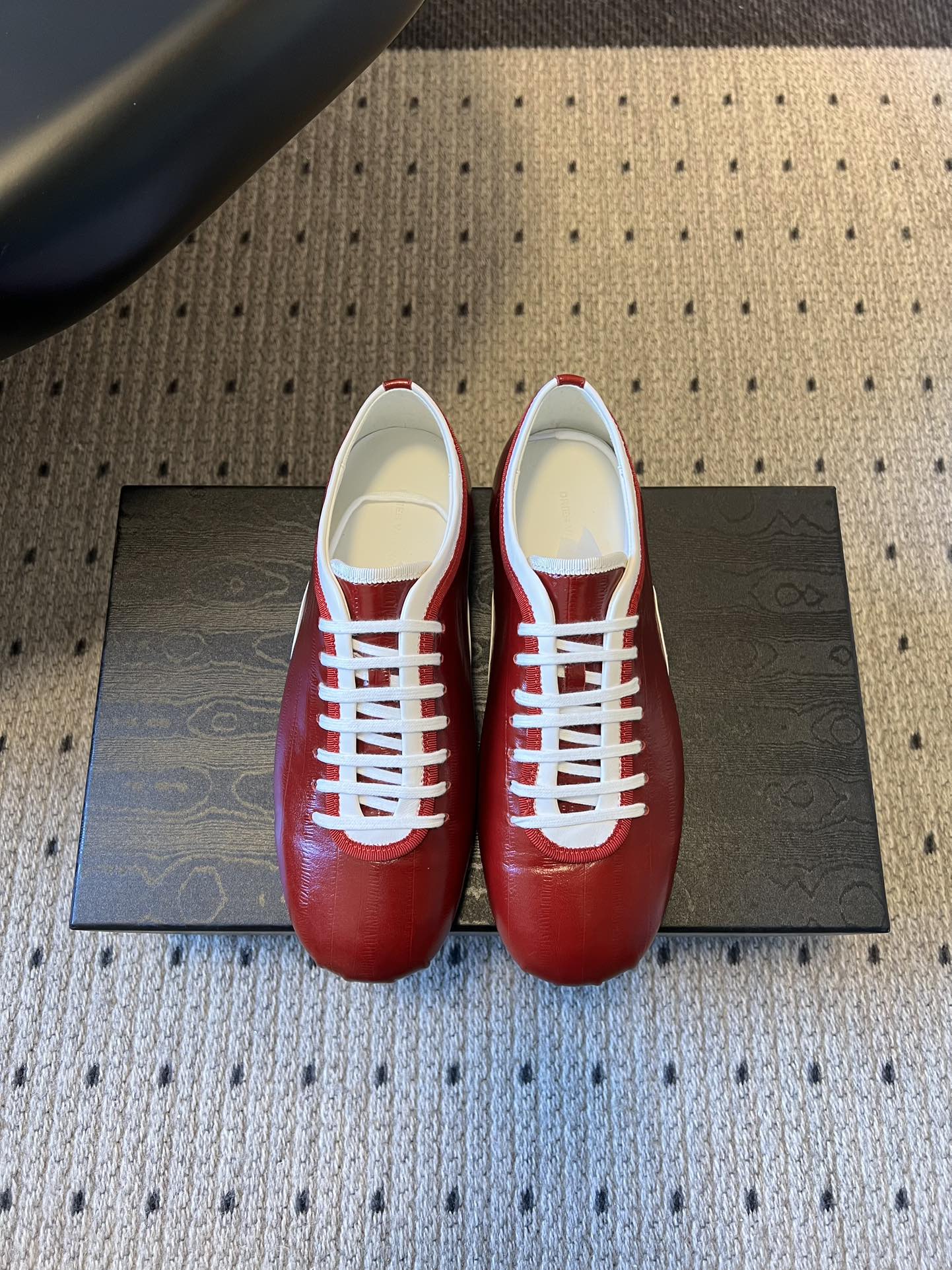 NO:694979,Dries Van Note*26ss retro moral training shoes minimalist flat casual shoes are retro moral training shoes minimalist flat casual shoes. The shoe shape is a low-top narrow streamlined design, without thick soles and unnecessary decorations, and adopts a simple and neat retro sports style. The upper is made of smooth leather, with a delicate and glossy texture. The shoe body does not have complicated processes such as splicing or punching. It uses pure color leather to show minimalist aesthetics and the shoe shape has smooth tailoring lines.  The colors are bright and there are no miscellaneous embellishments, forming color contrast while maintaining visual neatness. Each color combination is highly recognizable. The toe has a rounded narrow head shape, the tongue and upper are integrated, and the shoelace holes are few and compact. The overall design presents a refined niche design, which is different from the rough style of conventional casual shoes. Cowhide upper, sheepskin lining, rubber outsole, increased by 2.5cm  Size 35-41 (customized sizes 40 and 41 are non-refundable), casual shoes/sports shoes, sneakers, cowhide, sheepskin19860909Dries Van Note*26ss复古德训鞋极简平底休闲鞋 属于复古德训鞋极简平底休闲鞋,鞋型为低帮窄版的流线型设计,无厚底、无多余装饰,走简约利落的复古运动风.鞋面采用光面皮质,质感细腻且有光泽度,鞋身无拼接、打孔等复杂工艺,以纯色皮质展现极简美学,鞋型的剪裁线条流畅. 配色鲜明且无杂色点缀,形成色彩对比的同时保持视觉整洁,每款配色都极具辨识度.鞋头为圆润的窄头造型,鞋舌与鞋帮一体化设计,鞋带孔位少且排列紧凑,整体呈现出精致的小众设计感,区别于常规休闲鞋的粗犷风格. 鞋面牛皮 内里羊皮 大底橡胶大底 增高2.5cm Size35-41码（40、41码定制不退换）,休闲鞋/运动鞋,sneakers,cowhide,sheepskin,Women's Shoes