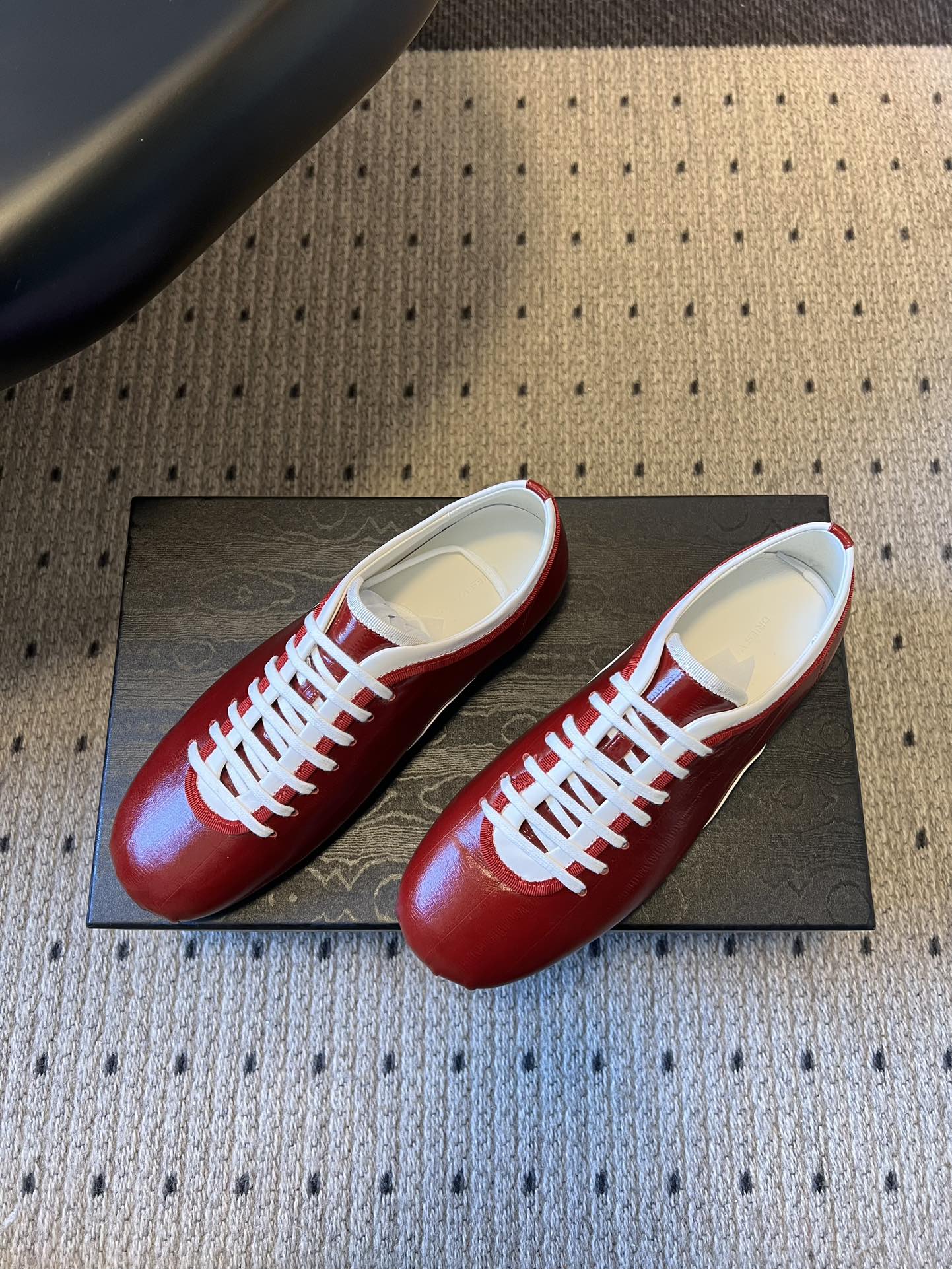 Dries Van Note*26ss复古德训鞋极简平底休闲鞋属于复古德训鞋极简平底休闲鞋，鞋型为低帮窄